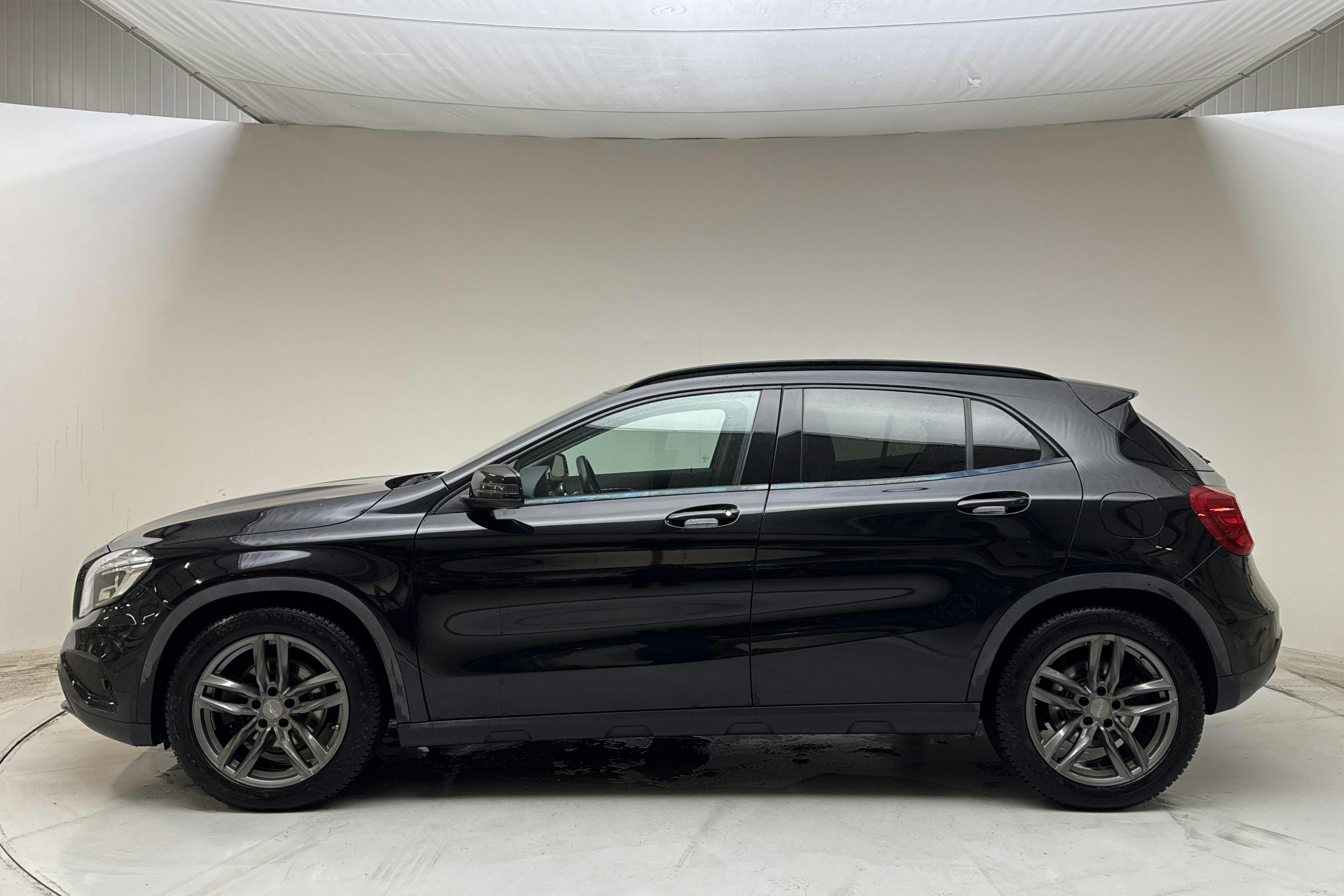 Presentationsfoto 2 av 13: Mercedes GLA 250 4MATIC X156 (211hk) - 15 255 mil - Automat - svart - 2014