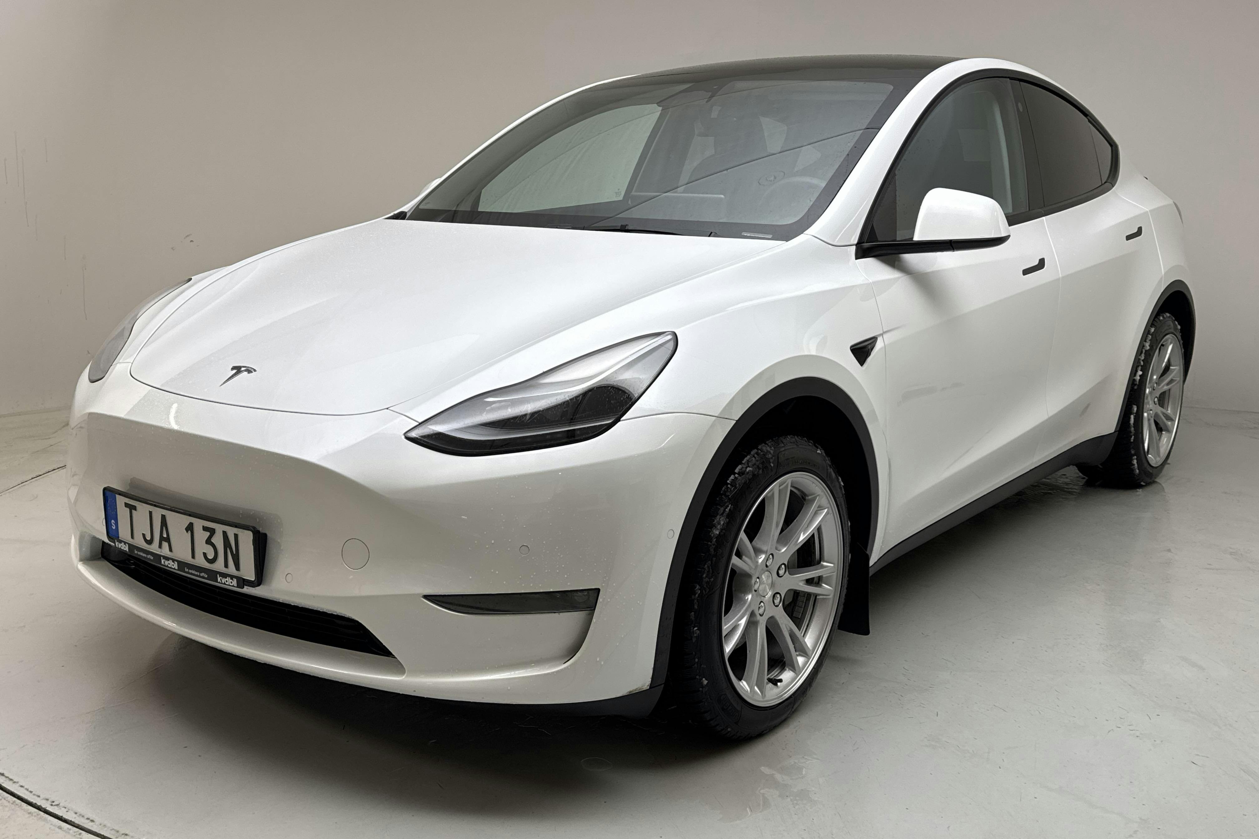 Presentationsfoto 1 av 17: Tesla Model Y Long Range Dual Motor AWD - 11 390 mil - Automat - vit - 2023