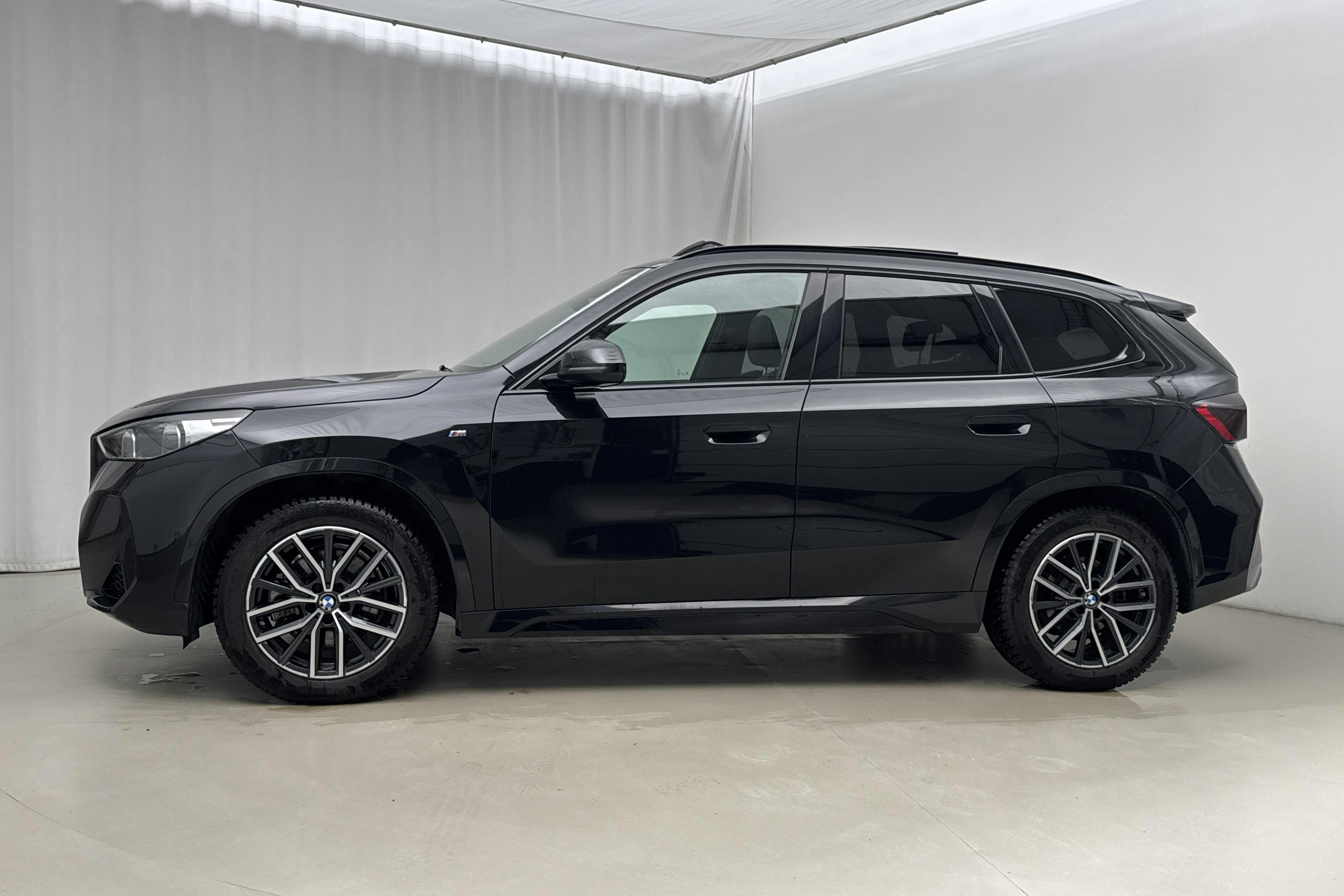 Presentationsfoto 2 av 29: BMW iX1 xDrive30, U11 (313hk) - 4 569 mil - Automat - svart - 2024