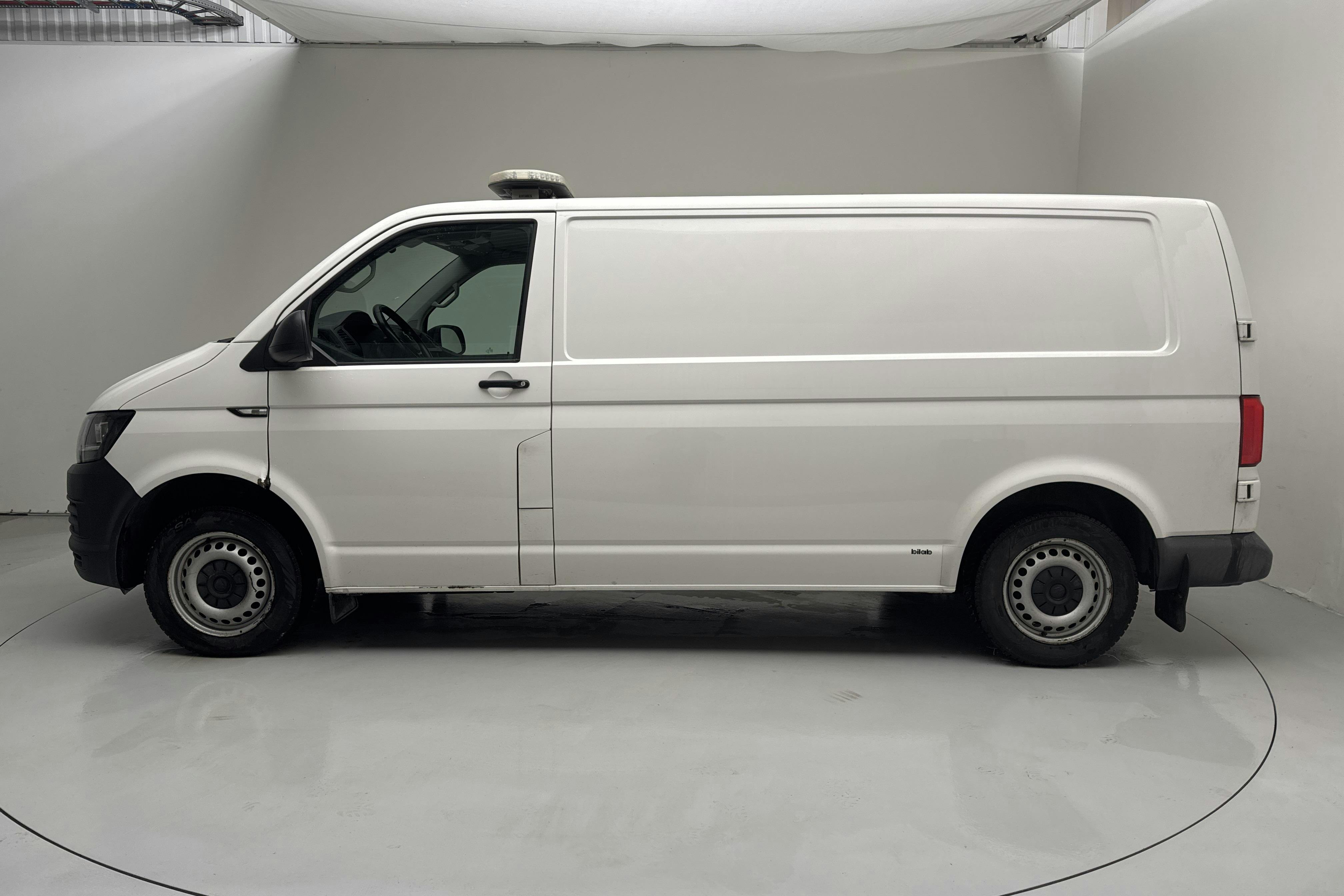 Presentationsfoto 2 av 12: VW Transporter T6 2.0 TDI BMT Skåp (102hk) - 29 449 mil - Manuell - vit - 2019