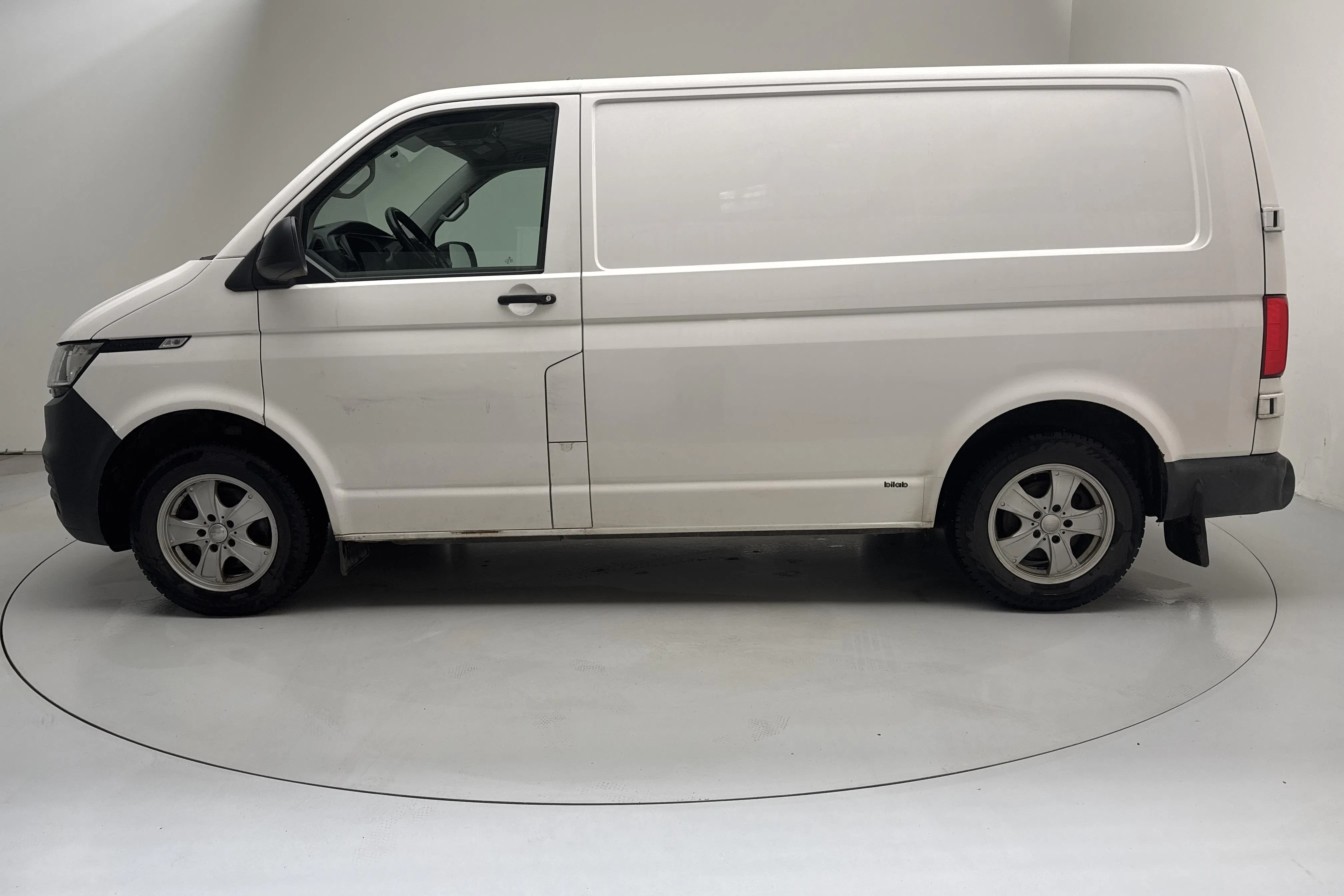 Presentationsfoto 2 av 15: VW Transporter T6.1 Skåp TDI (90hk) - 29 599 mil - Manuell - vit - 2020
