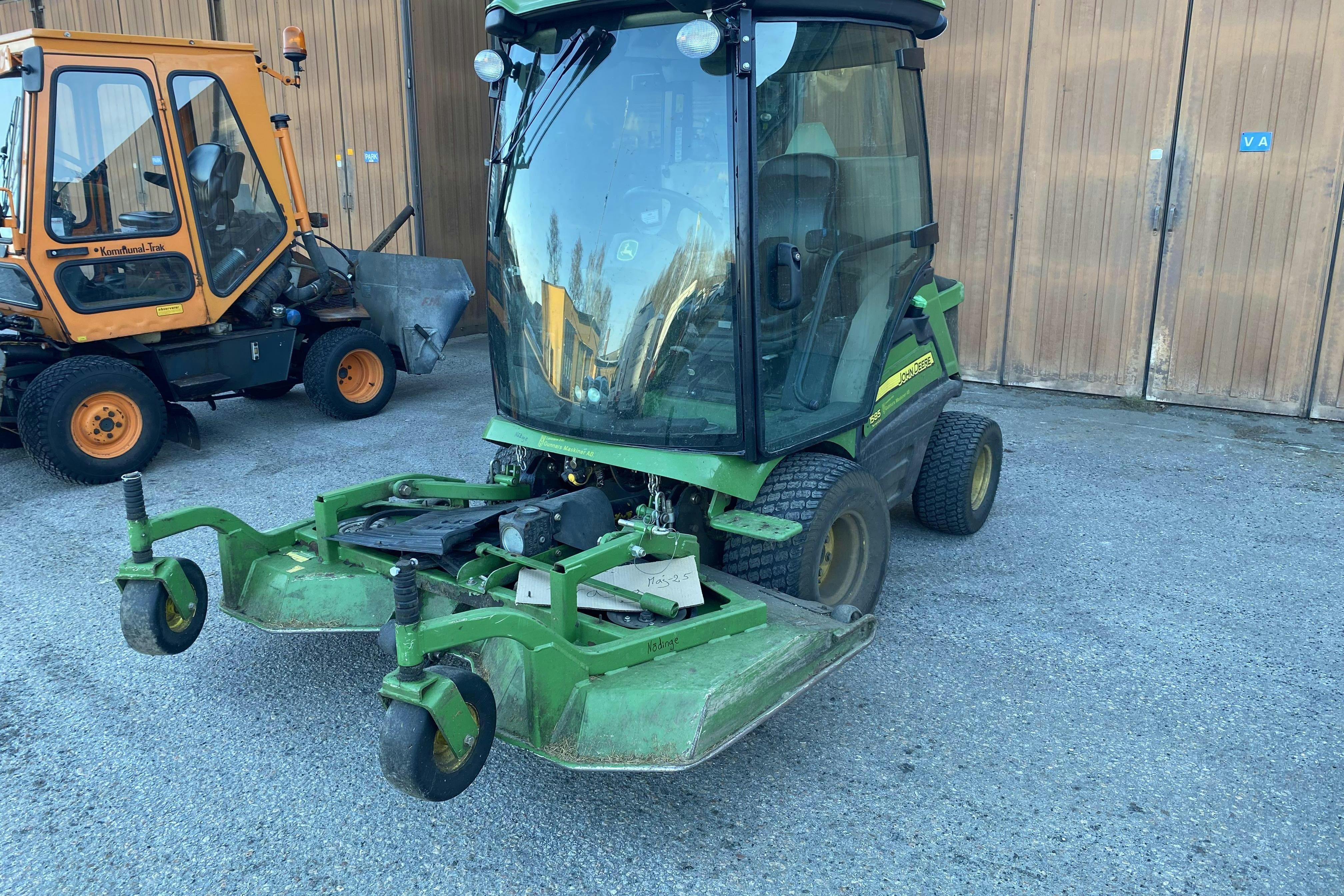 Presentationsfoto 1 av 22: John Deere 1585 Terrain cut -  - 2012