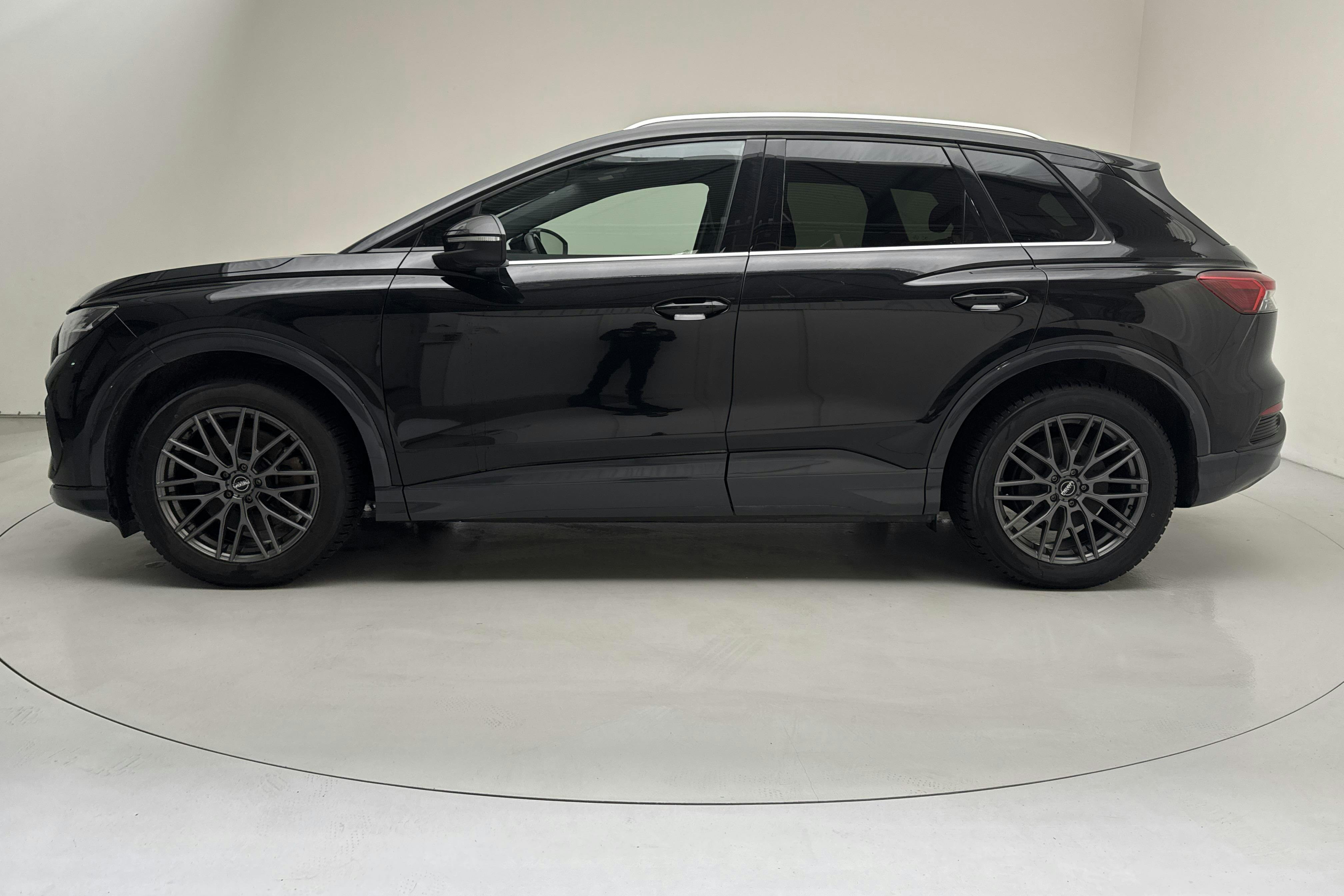 Presentation photo 2 of 16: Audi Q4 45 e-tron quattro 77kWh (265hk) - 91 290 km - Automatic - black - 2023