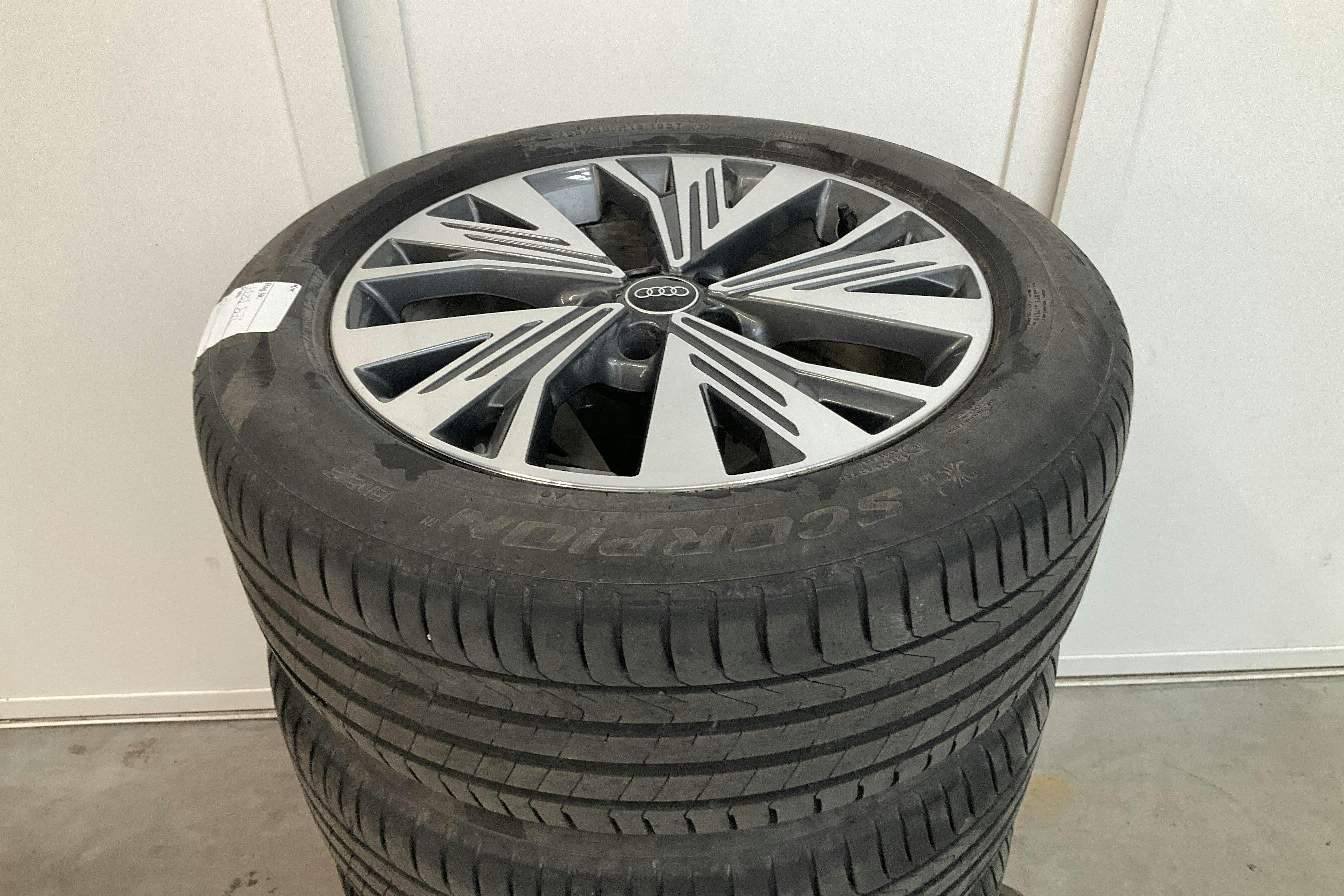 Presentation photo 16 of 16: Audi Q4 45 e-tron quattro 77kWh (265hk) - 91 290 km - Automatic - black - 2023