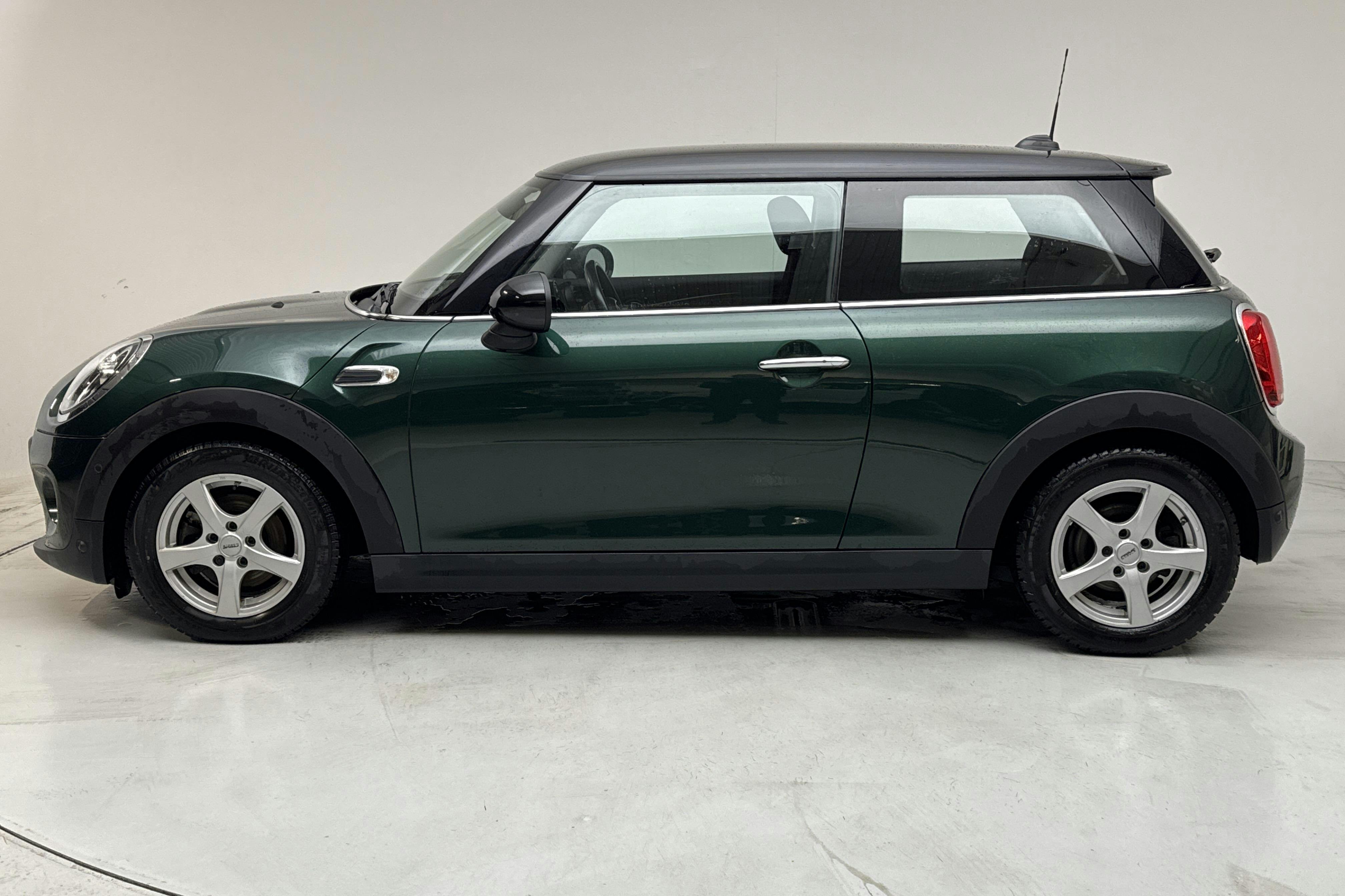 Presentationsfoto 2 av 13: MINI Cooper 3dr, F56 (136hk) - 5 837 mil - Automat - grön - 2019