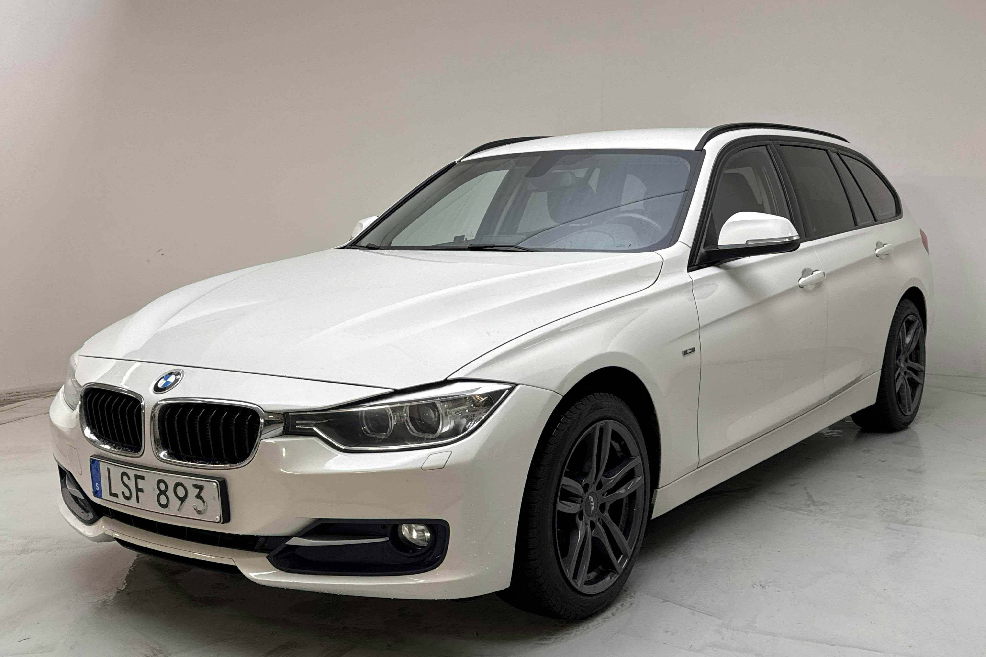 Presentationsfoto 1 av 11: BMW 318d Touring, F31 (143hk) - 21 602 mil - Manuell - vit - 2015
