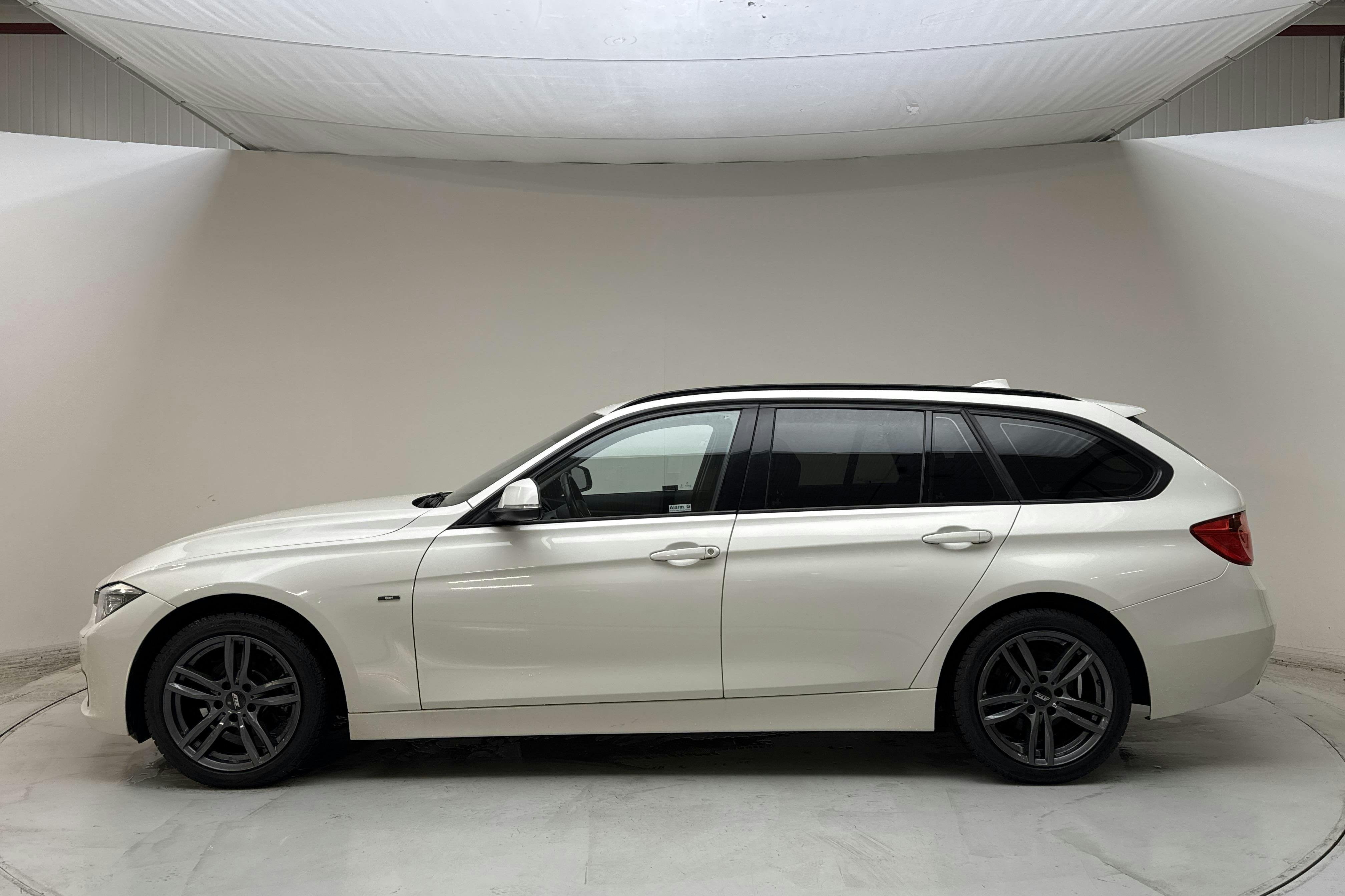 Presentationsfoto 2 av 11: BMW 318d Touring, F31 (143hk) - 21 602 mil - Manuell - vit - 2015