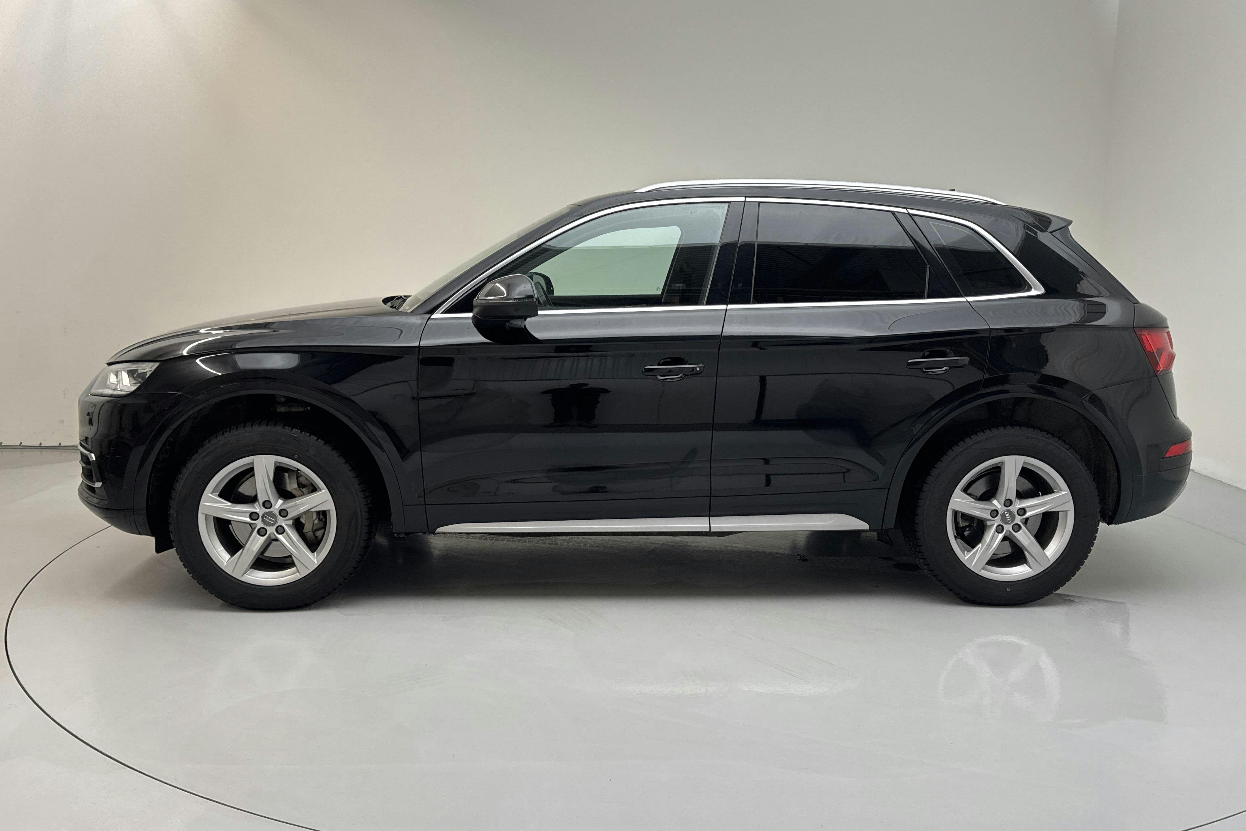 Presentationsfoto 2 av 13: Audi Q5 40 TDI quattro (190hk) - 11 650 mil - Automat - svart - 2020