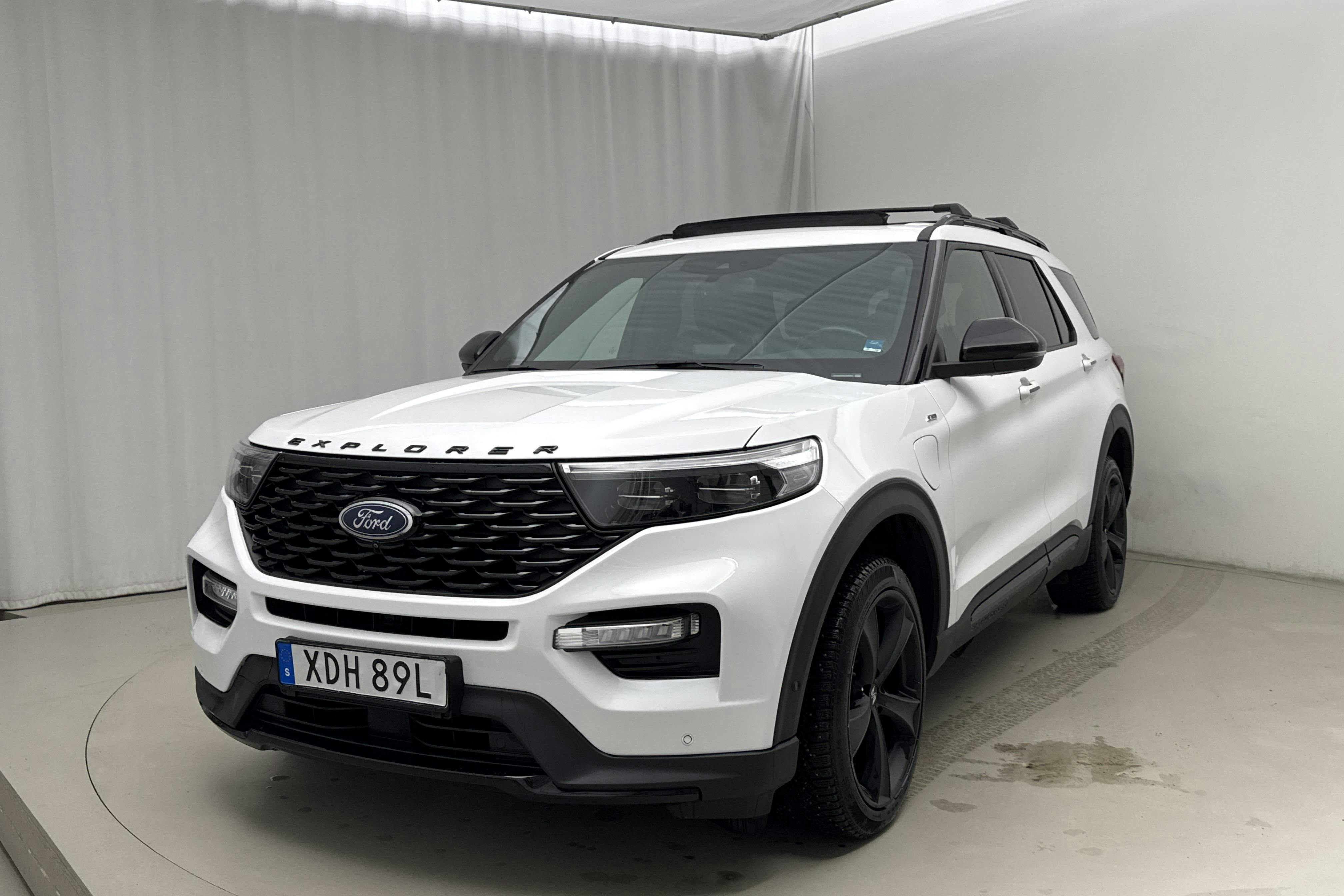 Presentation photo 1 of 18: Ford Explorer 3.0T EcoBoost (457hk) - 126 170 km - Automatic - white - 2020