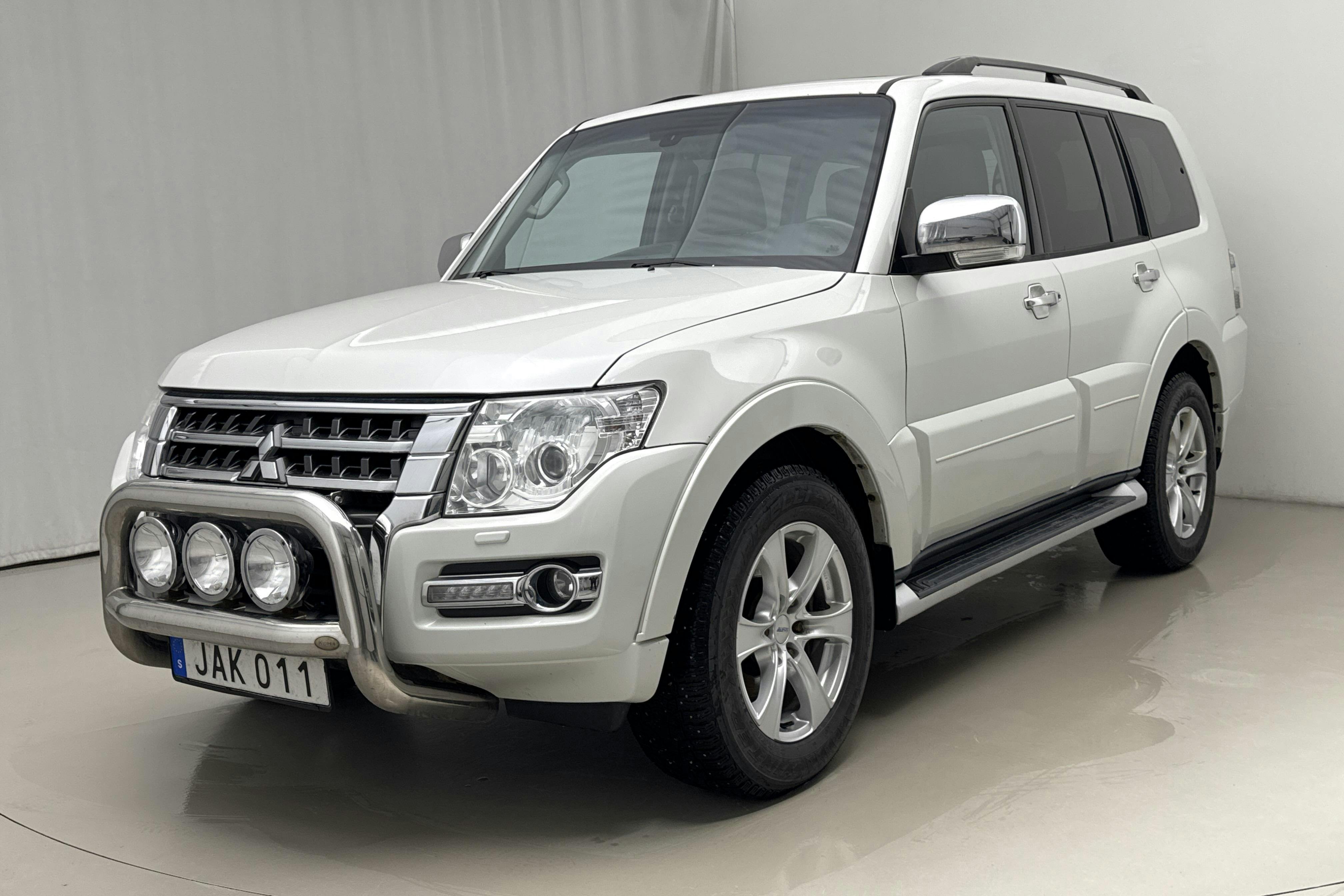 Presentationsfoto 1 av 22: Mitsubishi Pajero Wagon 3.2 DI-D (200hk) - 16 843 mil - Automat - vit - 2015