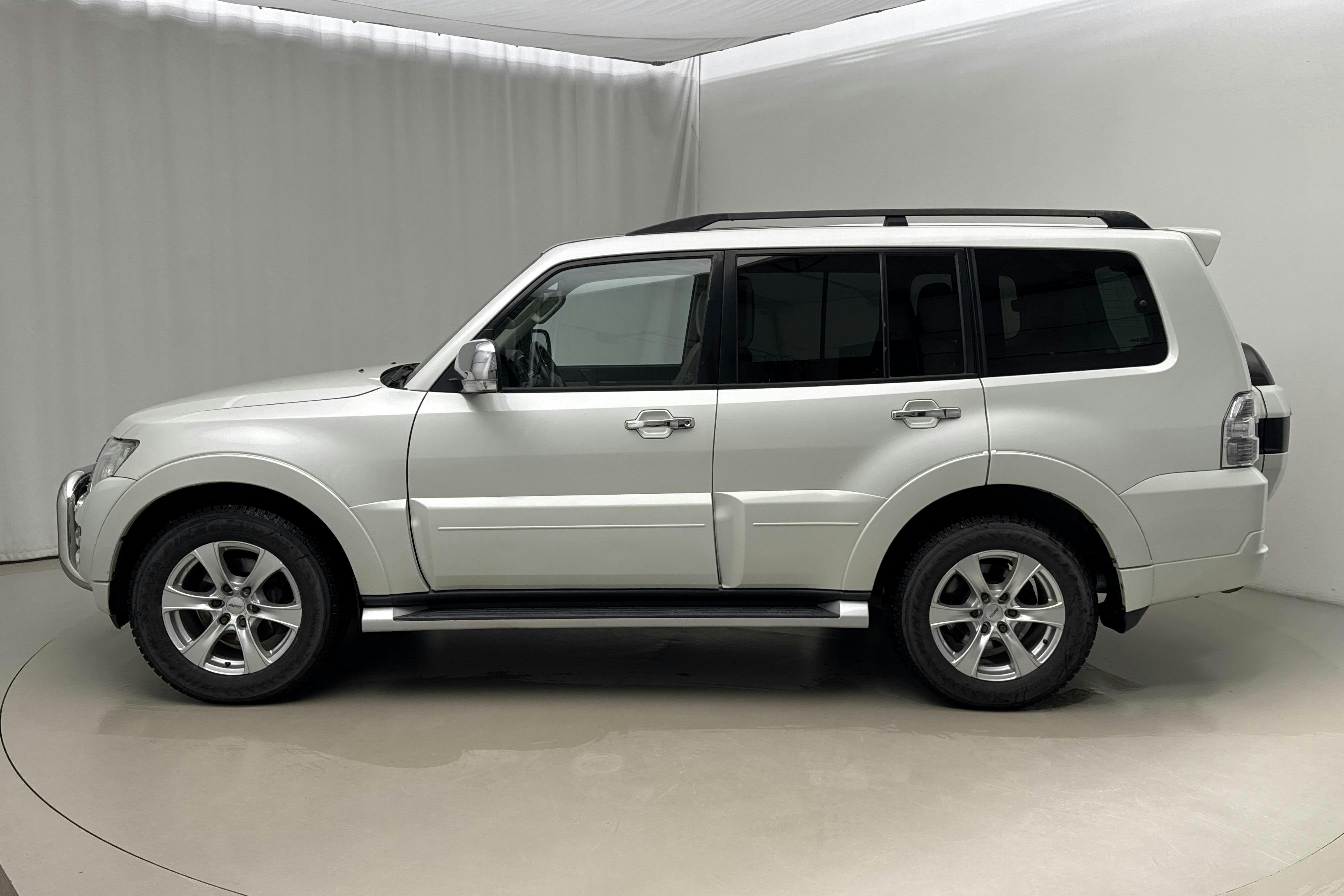 Presentationsfoto 2 av 22: Mitsubishi Pajero Wagon 3.2 DI-D (200hk) - 16 843 mil - Automat - vit - 2015