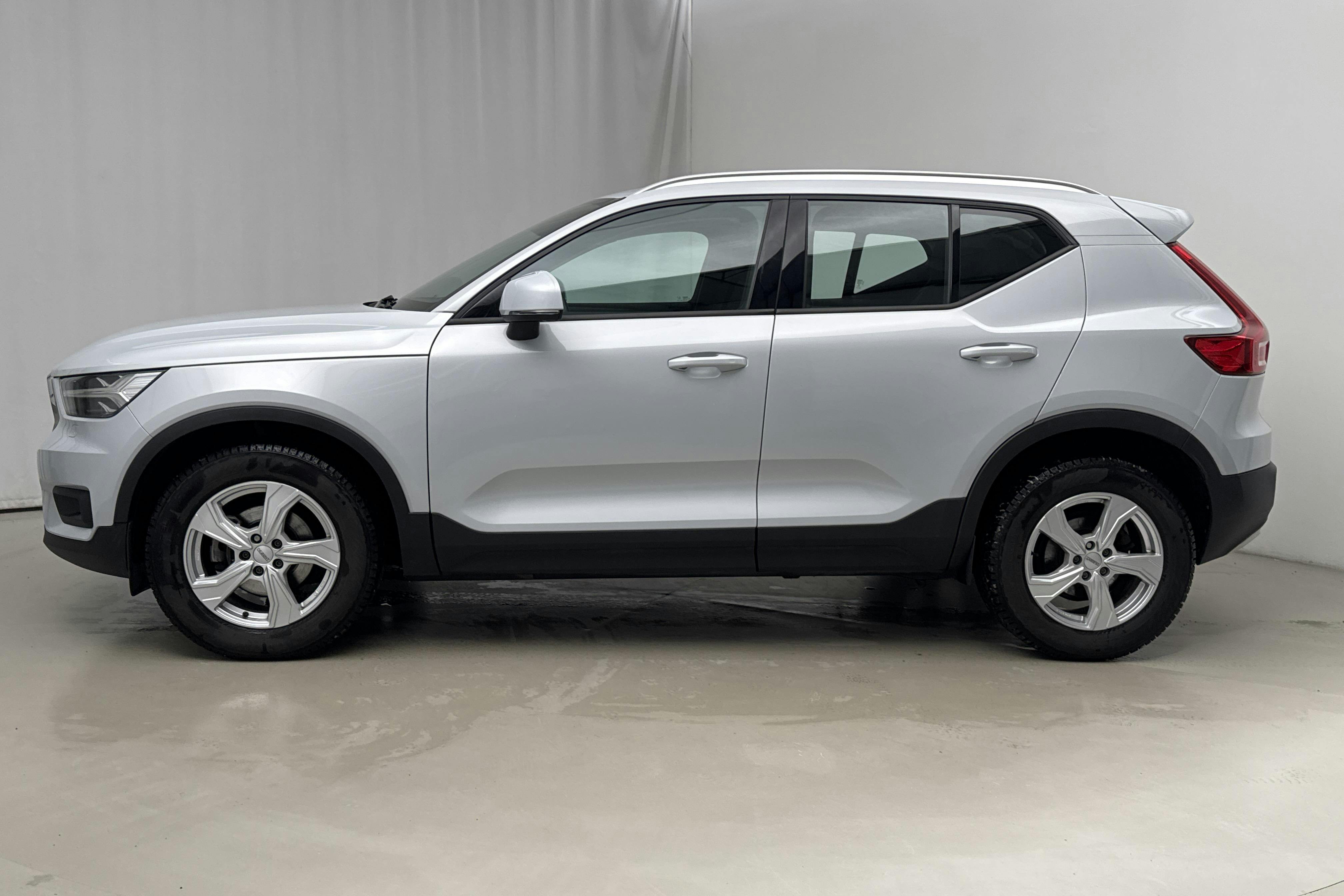Præsentationsfoto 2 af 15: Volvo XC40 T3 2WD (163hk) - 47 300 kilometer - Salgsautomat - Sølv - 2021