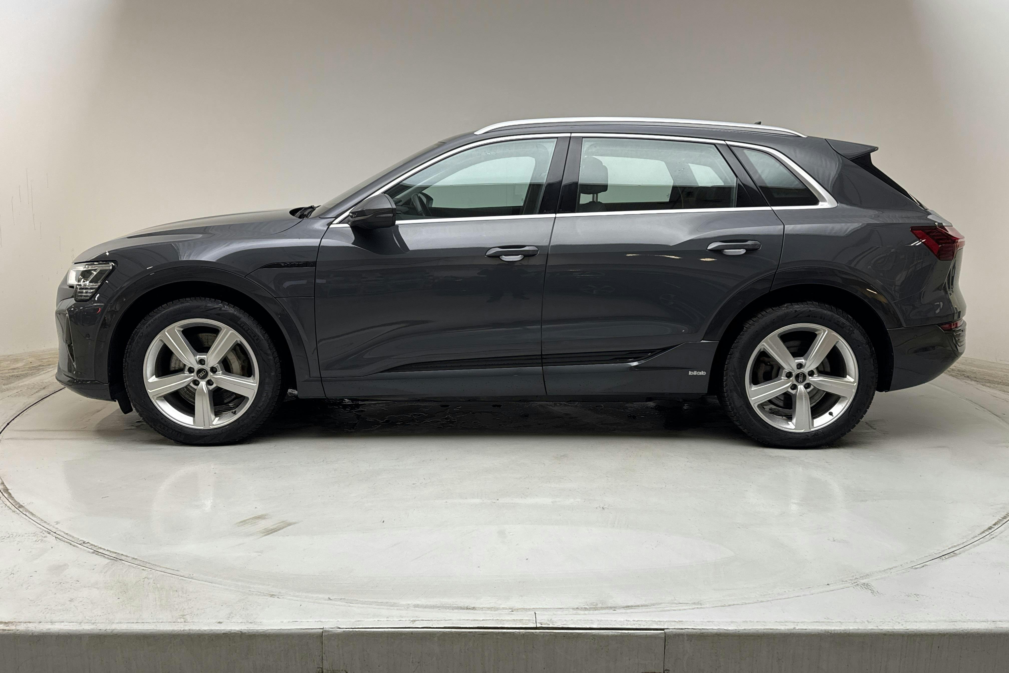 Zdjęcie prezentacyjne 2 z 22: Audi Q8 55 e-tron quattro (408hk) - 53 600 km - Automatyczna - szary - 2024