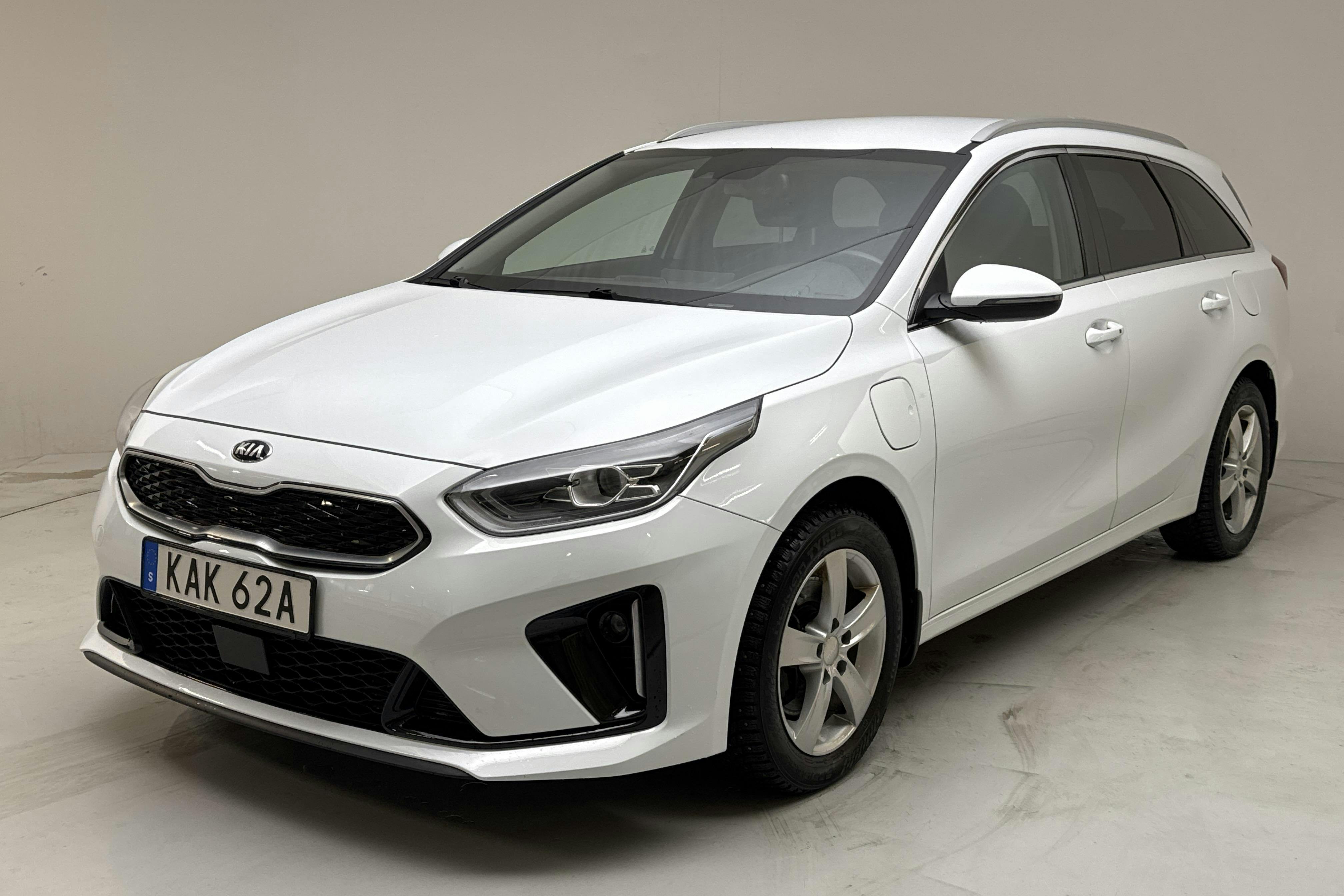 Presentation photo 1 of 16: KIA Ceed 1.6 Plug-in Hybrid SW (141hk) - 77 260 km - Automatic - white - 2020