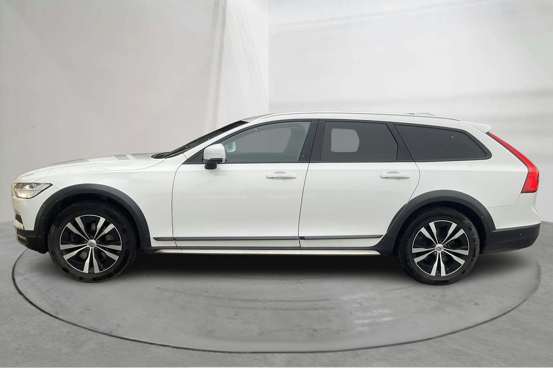 Zdjęcie prezentacyjne 2 z 18: Volvo V90 D4 Cross Country AWD (190hk) - 272 280 km - Automatyczna - biały - 2020