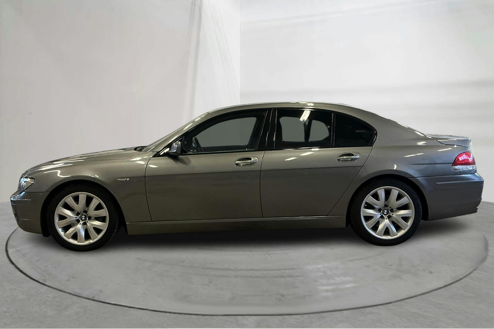Præsentationsfoto 2 af 14: BMW 750i Sedan, E65 (367hk) - 131 460 kilometer - Salgsautomat - grå - 2006