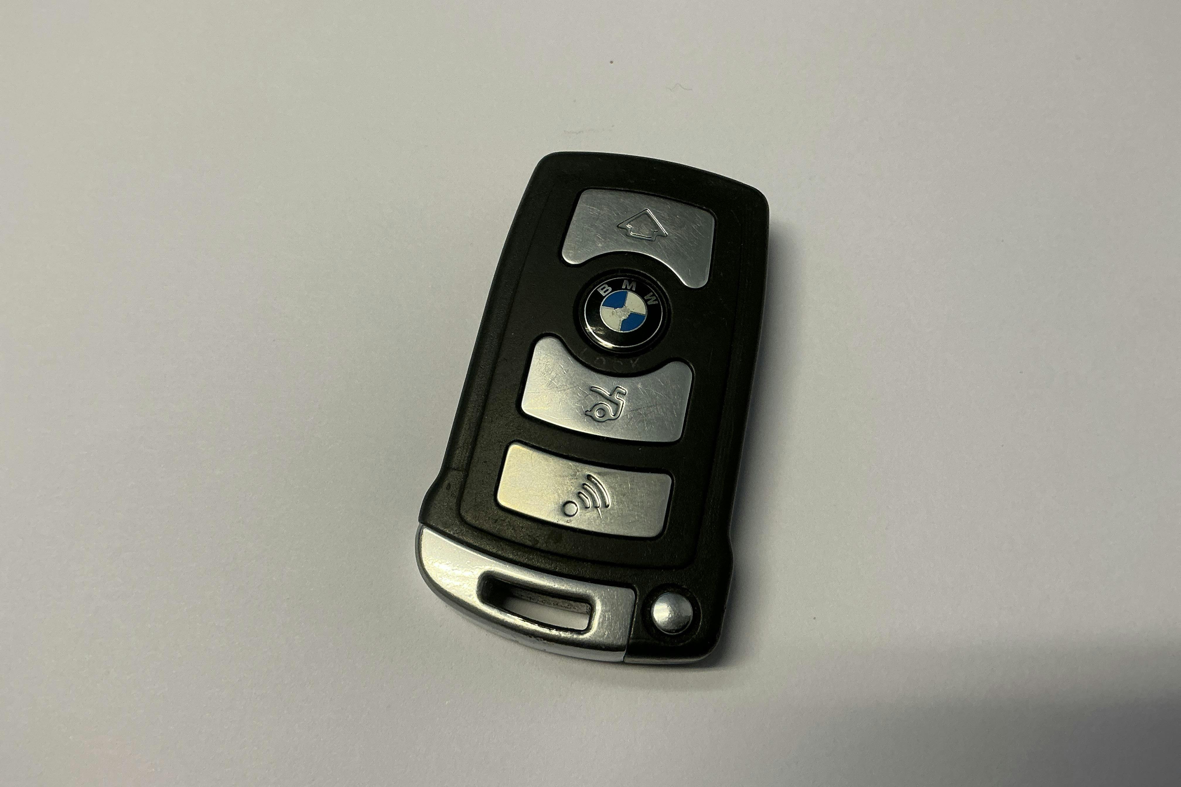 Præsentationsfoto 14 af 14: BMW 750i Sedan, E65 (367hk) - 131 460 kilometer - Salgsautomat - grå - 2006