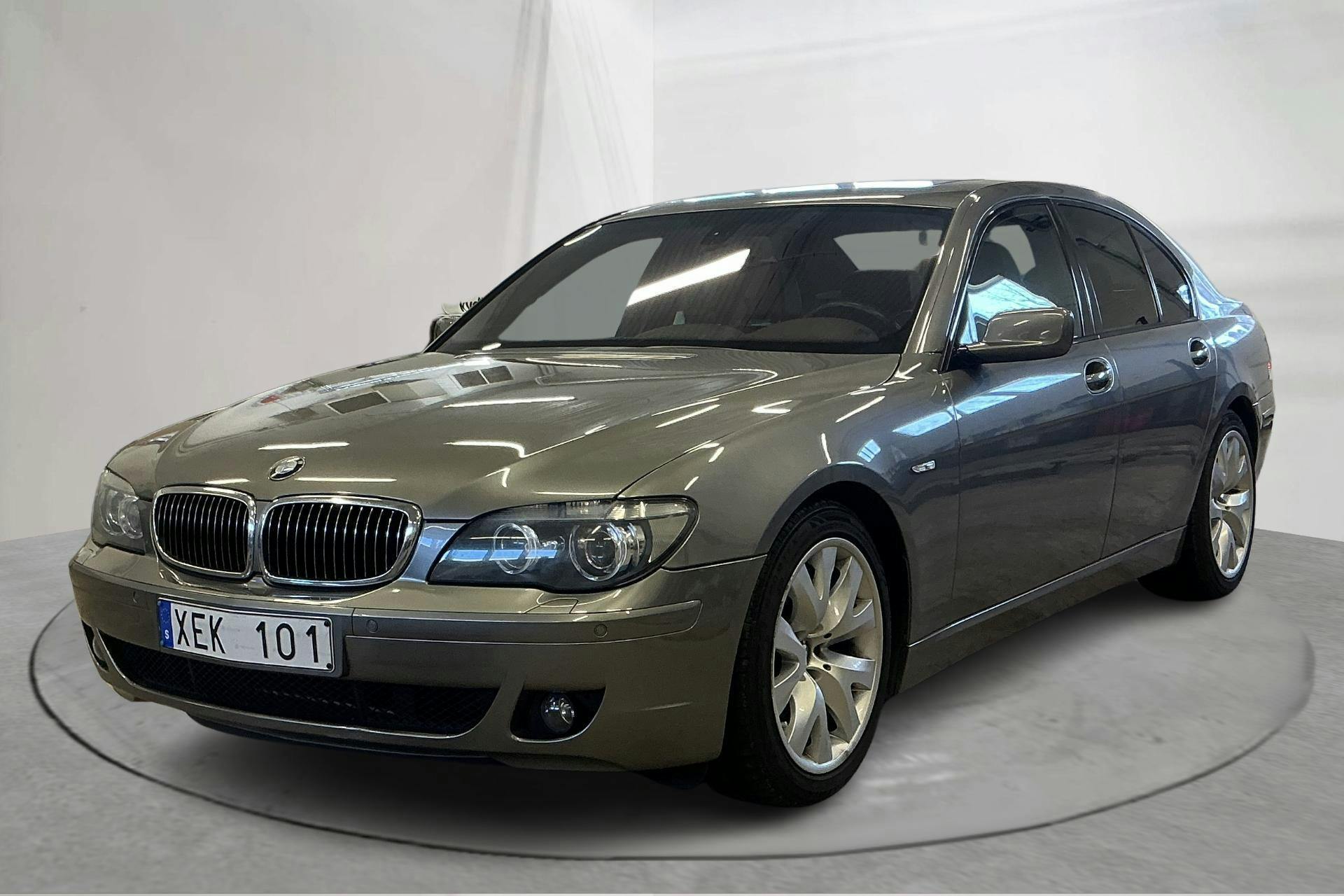 Præsentationsfoto 1 af 14: BMW 750i Sedan, E65 (367hk) - 131 460 kilometer - Salgsautomat - grå - 2006