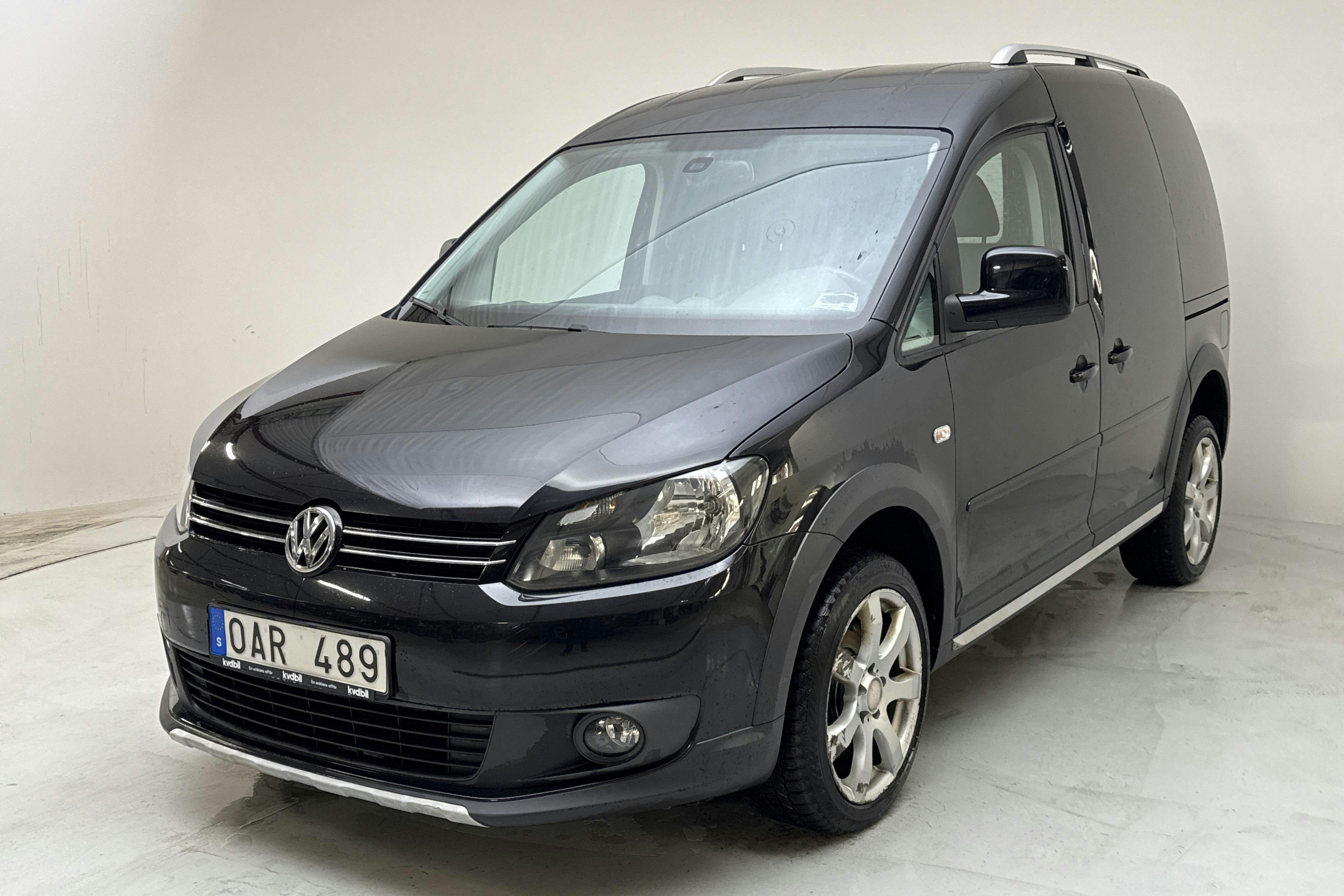 Presentationsfoto 1 av 12: VW Caddy 2.0 TDI Skåp 4-motion (140hk) - 20 310 mil - Automat - svart - 2014