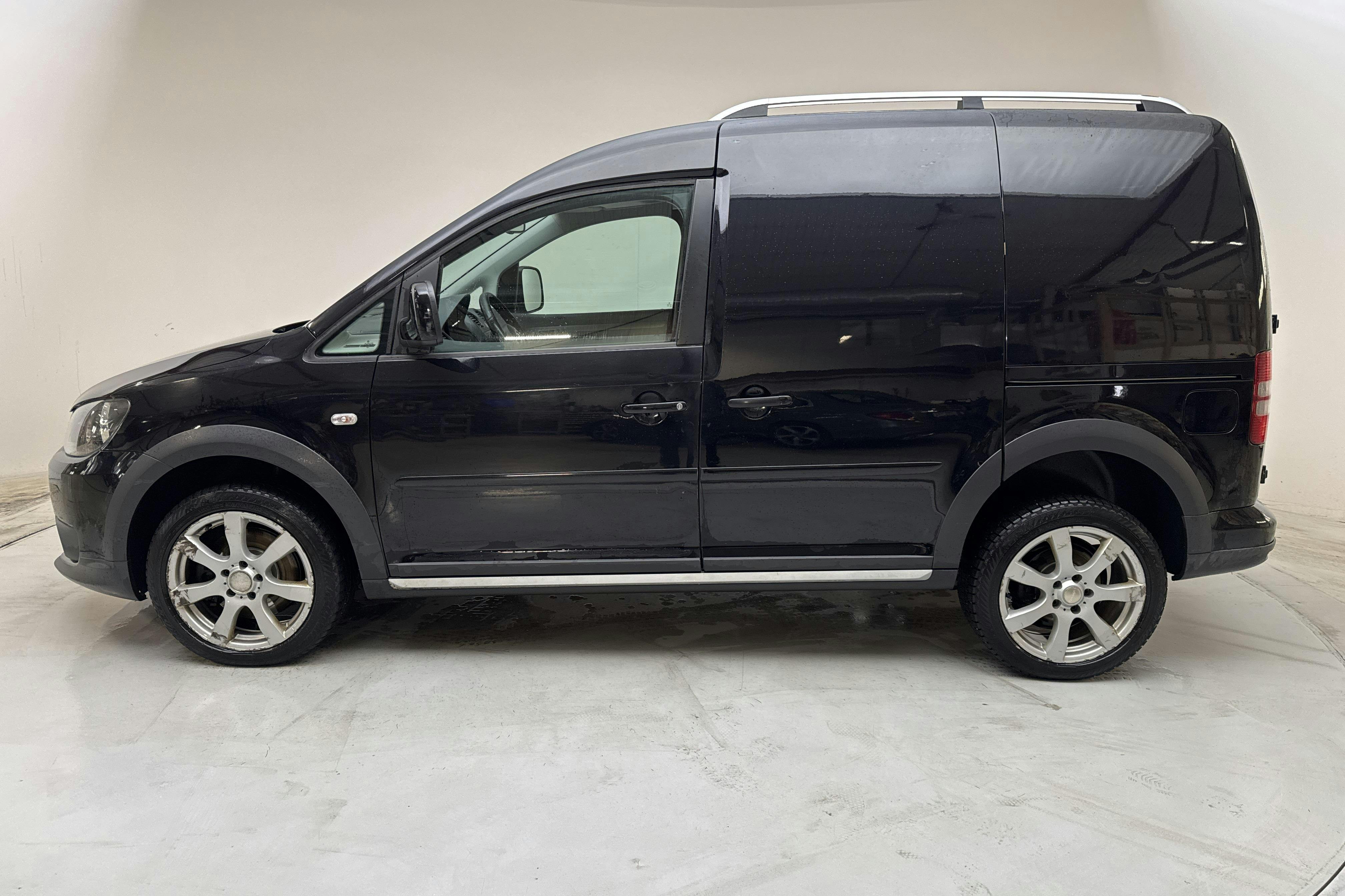 Presentationsfoto 2 av 12: VW Caddy 2.0 TDI Skåp 4-motion (140hk) - 20 310 mil - Automat - svart - 2014