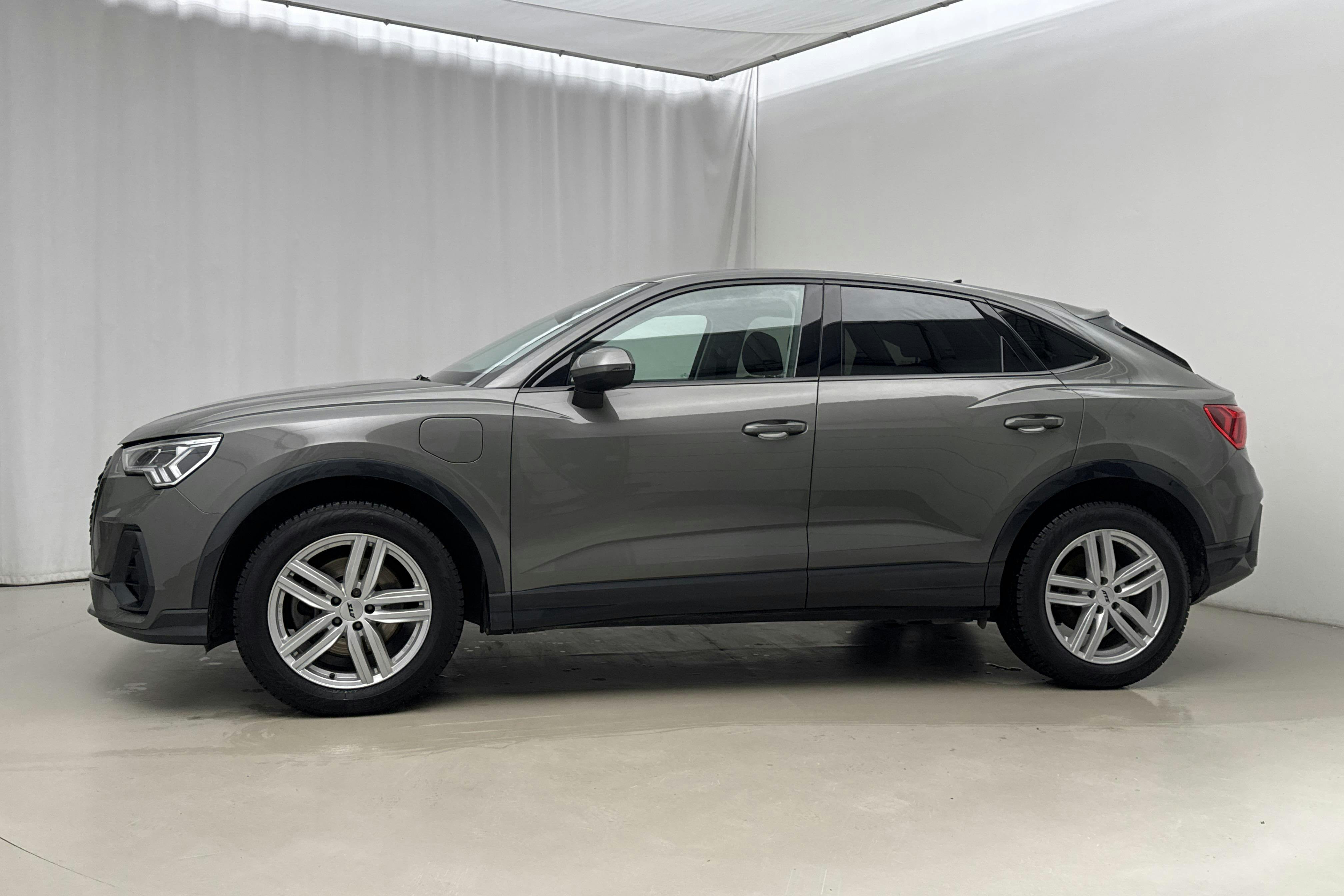Præsentationsfoto 2 af 21: Audi Q3 Sportback 45 TFSI e (245hk) - 99 670 kilometer - Salgsautomat - grå - 2022