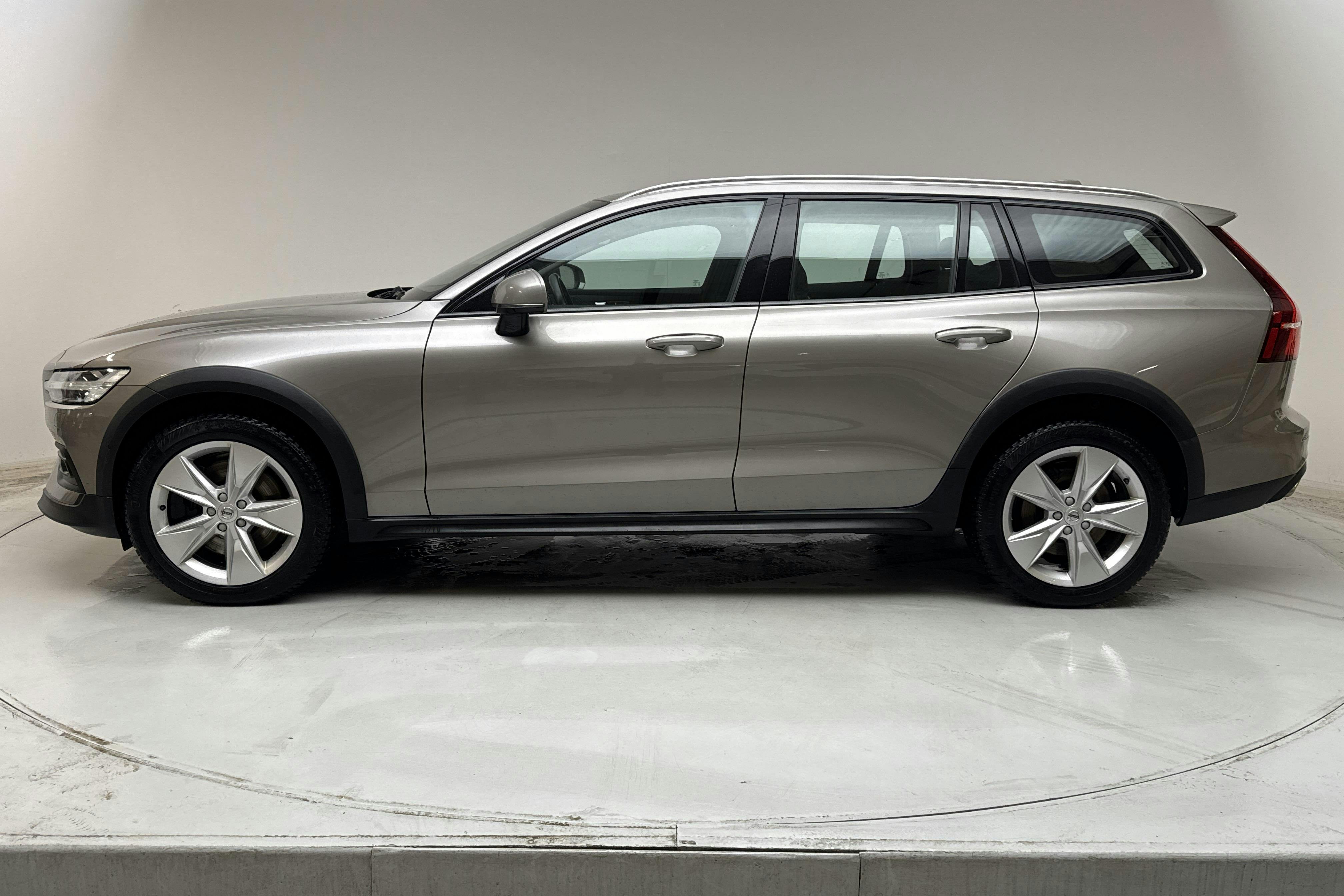 Presentationsfoto 2 av 17: Volvo V60 B4 Cross Country AWD Mildhybrid, Diesel (197hk) - 13 841 mil - Automat - grå - 2021