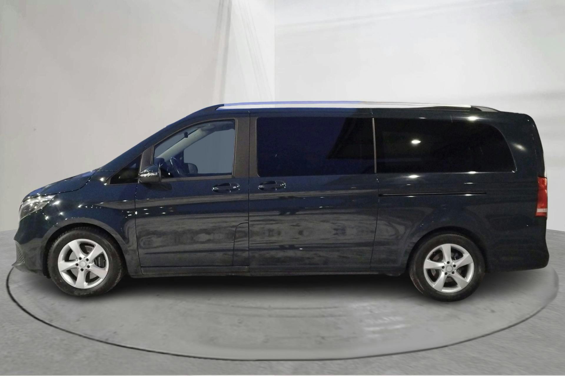Præsentationsfoto 2 af 15: Mercedes V 220 d W447 (163hk) - 147 690 kilometer - Salgsautomat - Dark Green - 2023