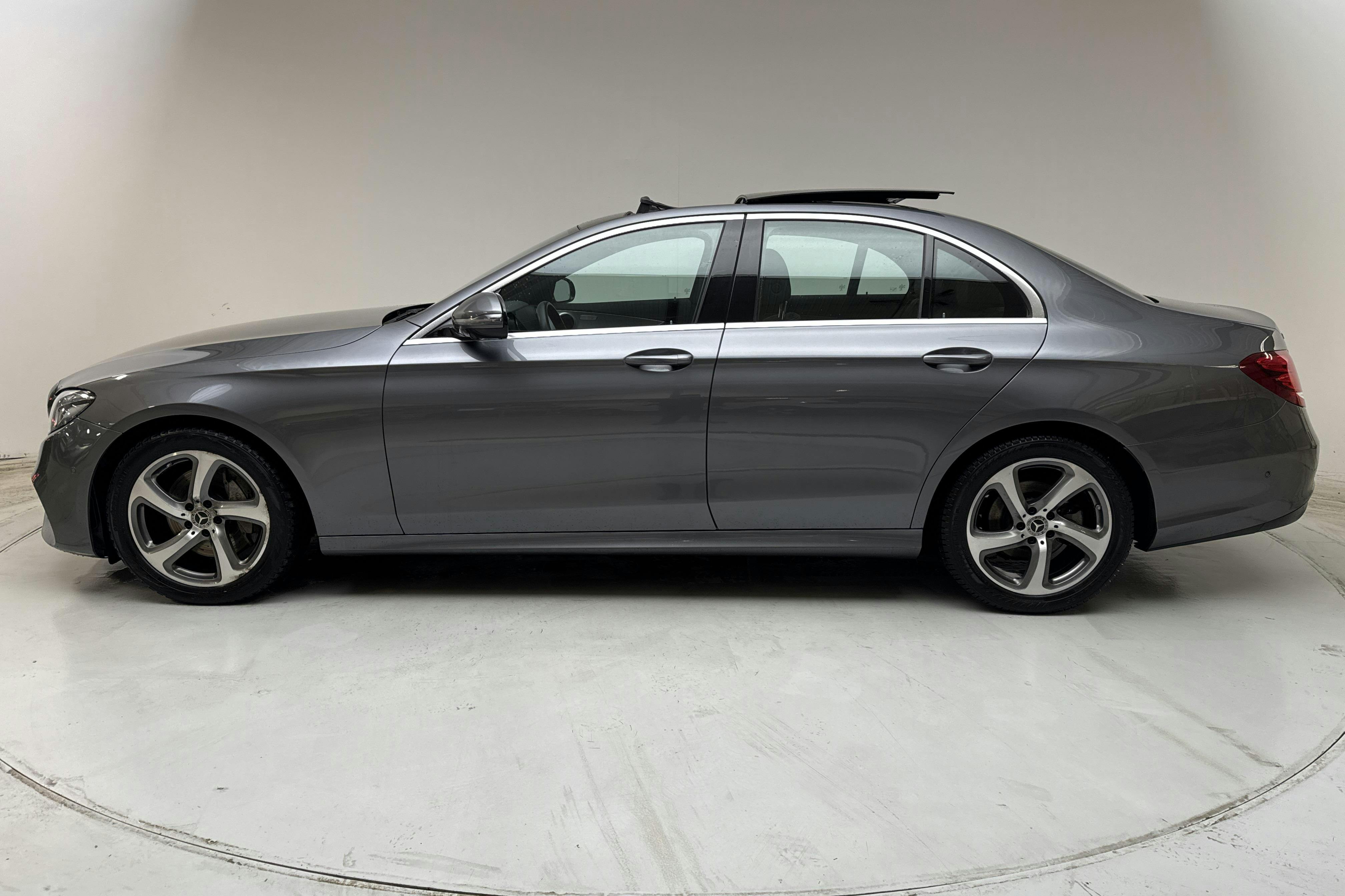 Presentation photo 2 of 15: Mercedes E 220 d Sedan W213 (194hk) - 170 520 km - Automatic - gray - 2018