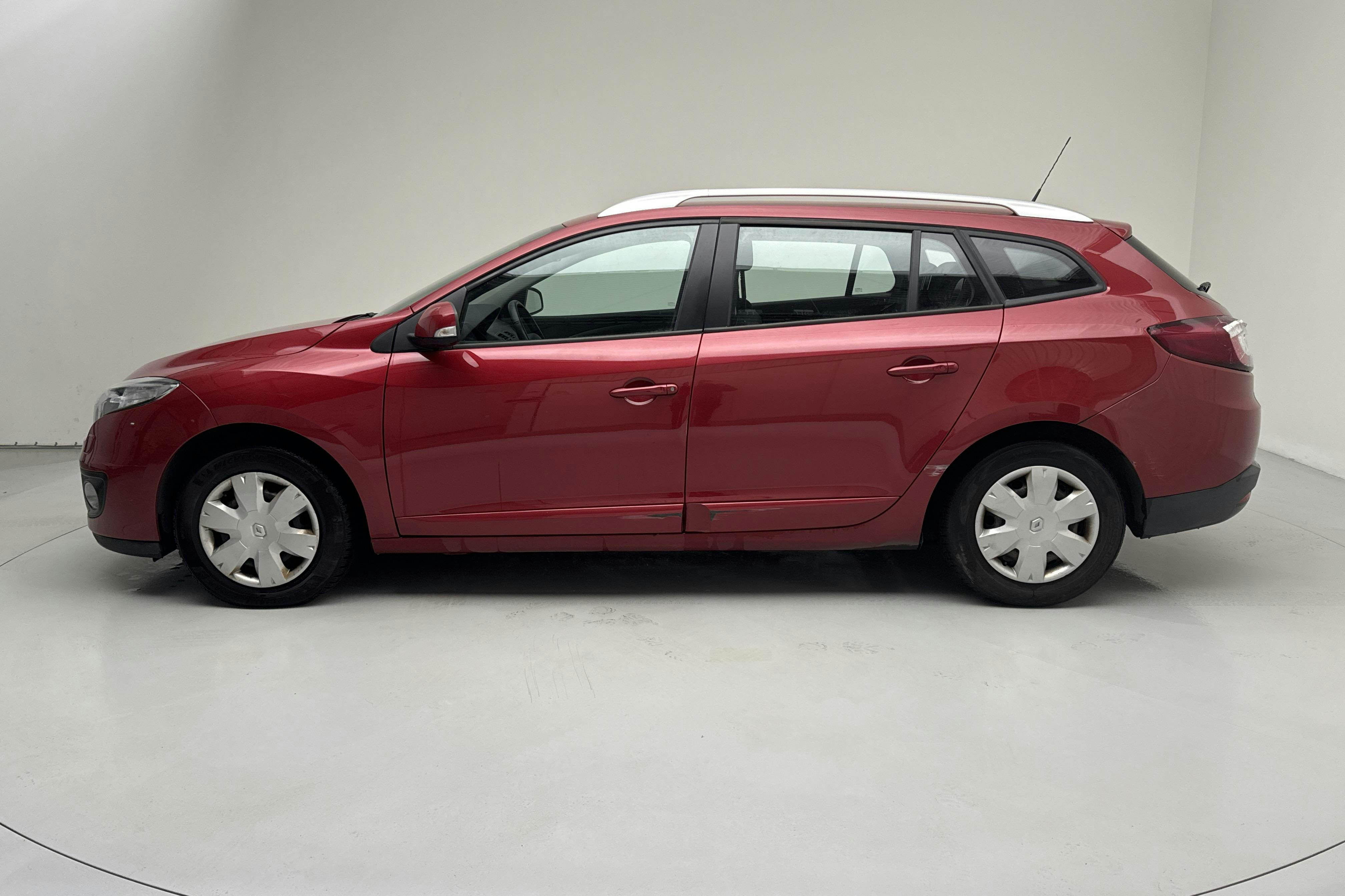 Presentationsfoto 2 av 11: Renault Mégane Phas III 1.2 TCe Sports Tourer (115hk) - 8 539 mil - Manuell - röd - 2013