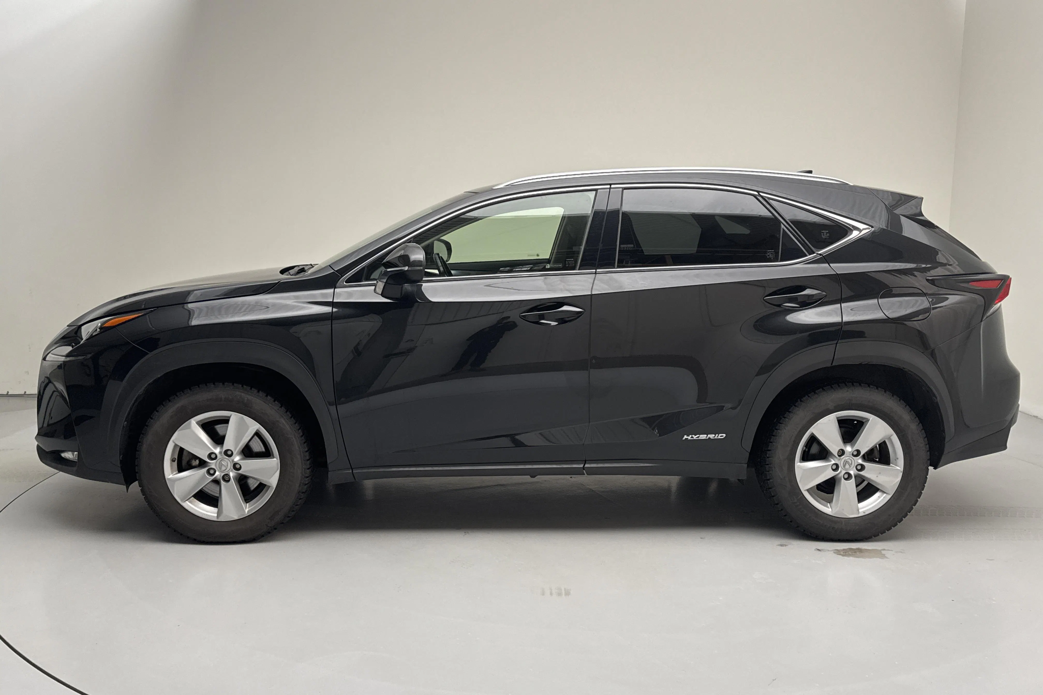 Presentationsfoto 2 av 14: Lexus NX 300h AWD (181hk) - 5 757 mil - Automat - svart - 2017