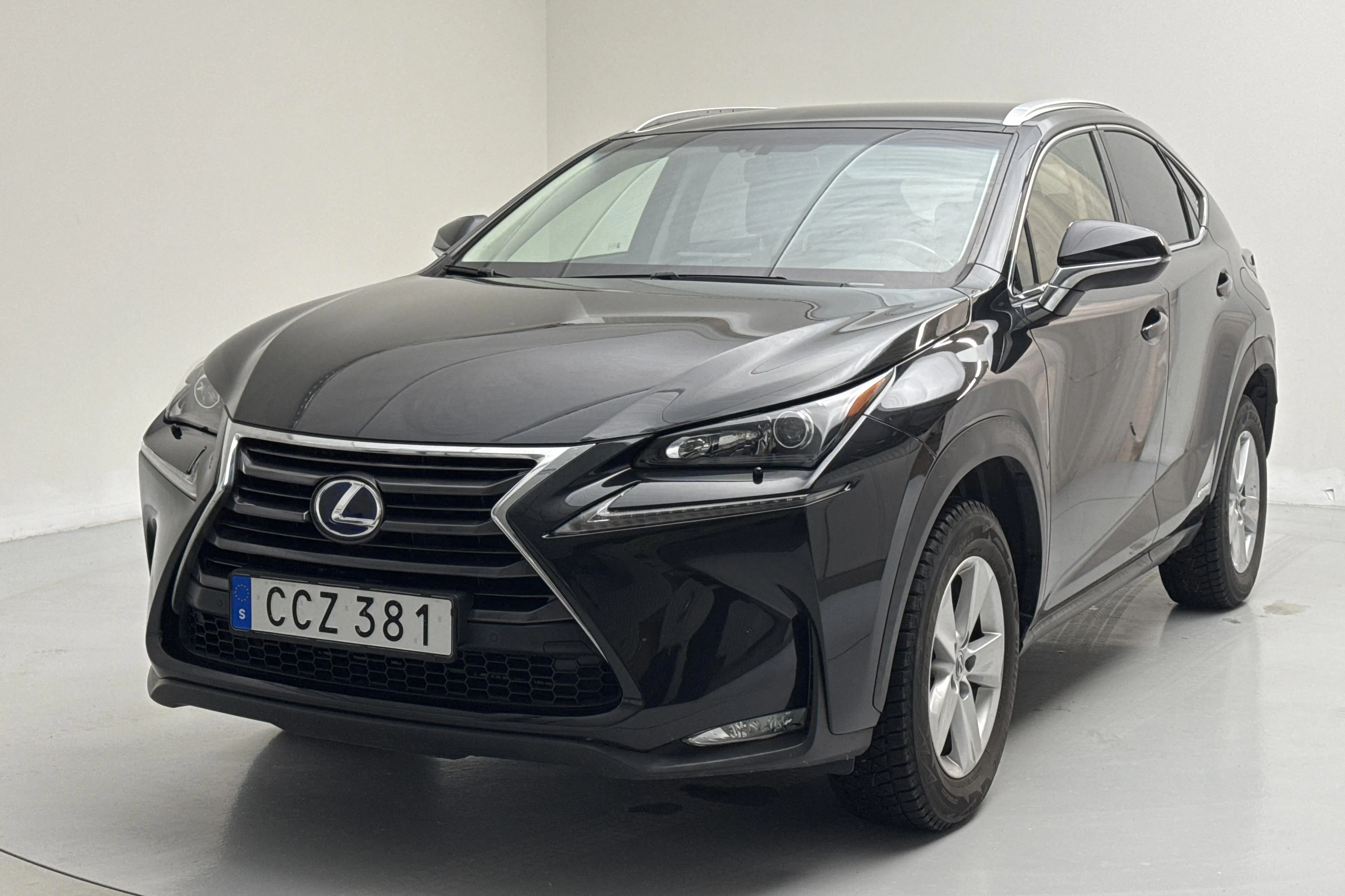 Presentationsfoto 1 av 14: Lexus NX 300h AWD (181hk) - 5 757 mil - Automat - svart - 2017
