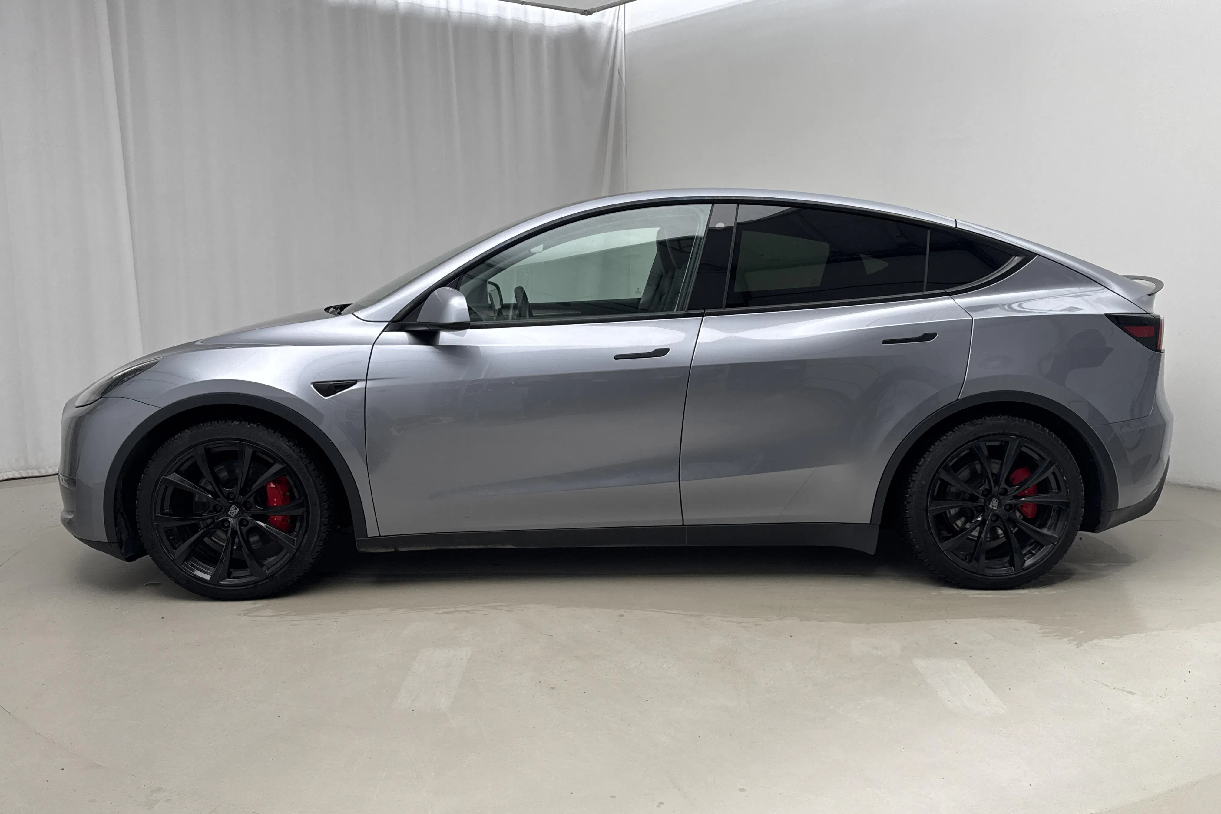 Presentation photo 2 of 21: Tesla Model Y Performance Dual Motor AWD - 96 440 km - Automatic - gray - 2023