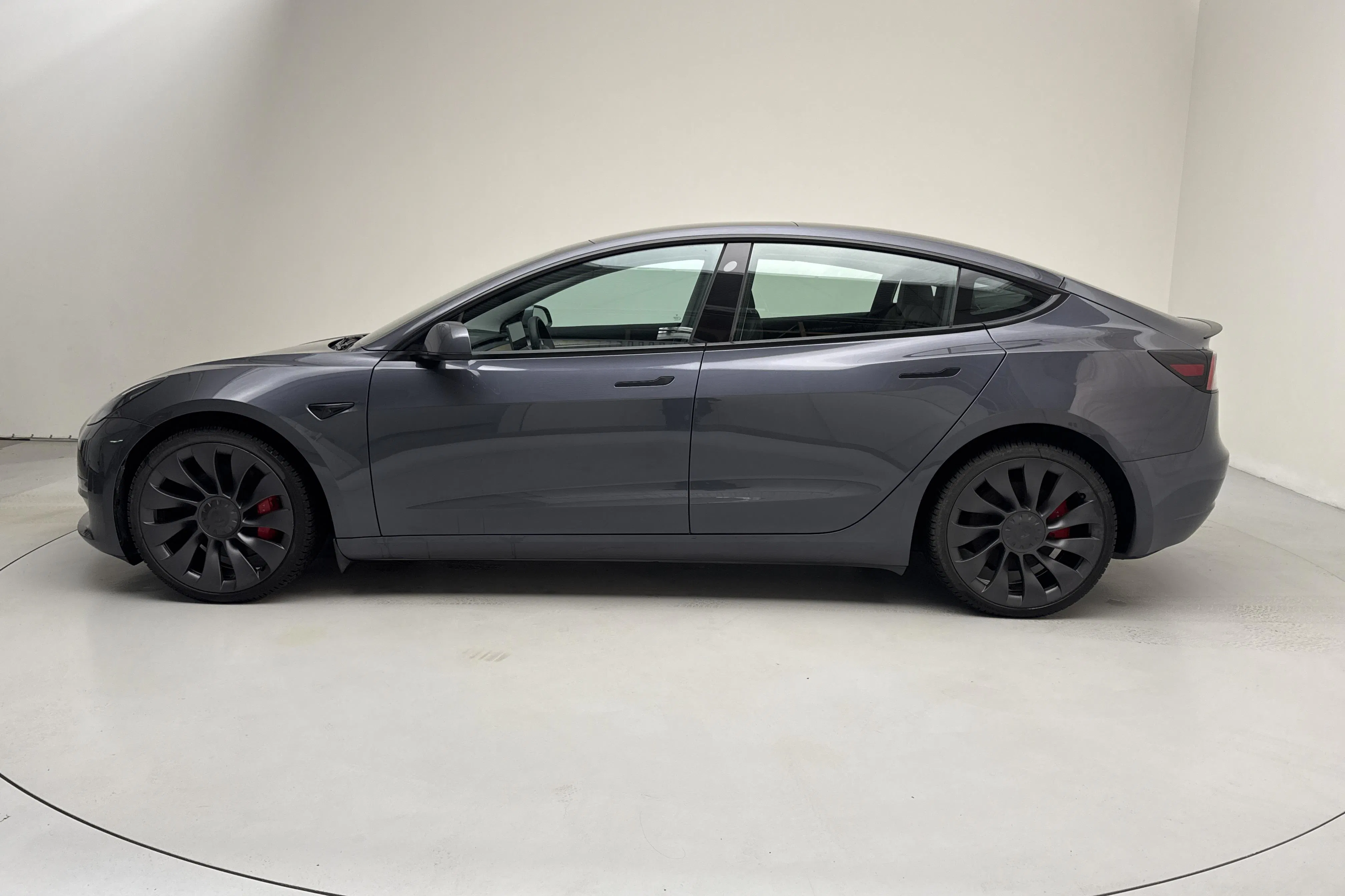 Presentationsfoto 2 av 17: Tesla Model 3 Performance AWD - 10 915 mil - Automat - grå - 2022