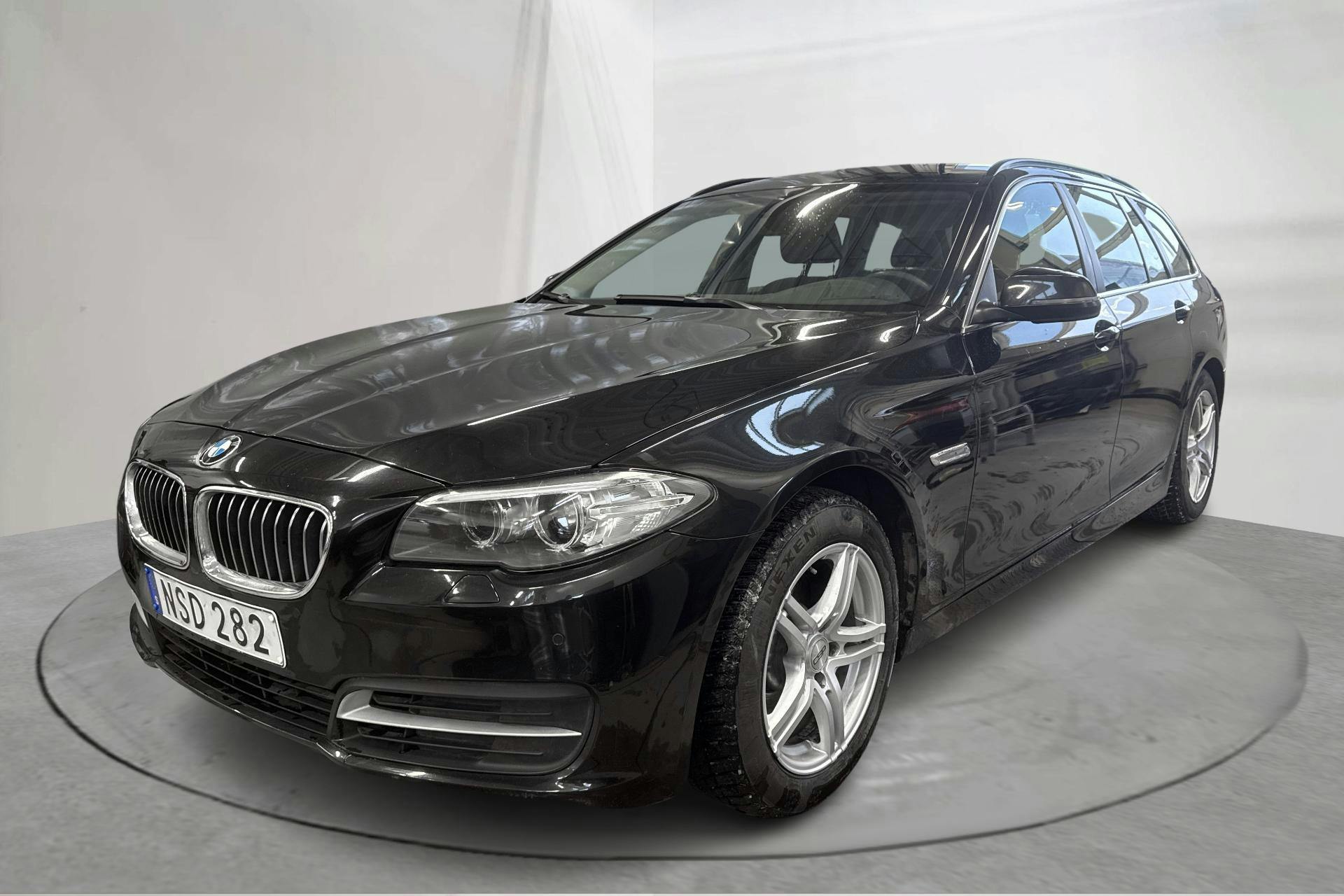 Presentationsfoto 1 av 13: BMW 520d Touring, F11 (190hk) - 12 999 mil - Manuell - svart - 2015