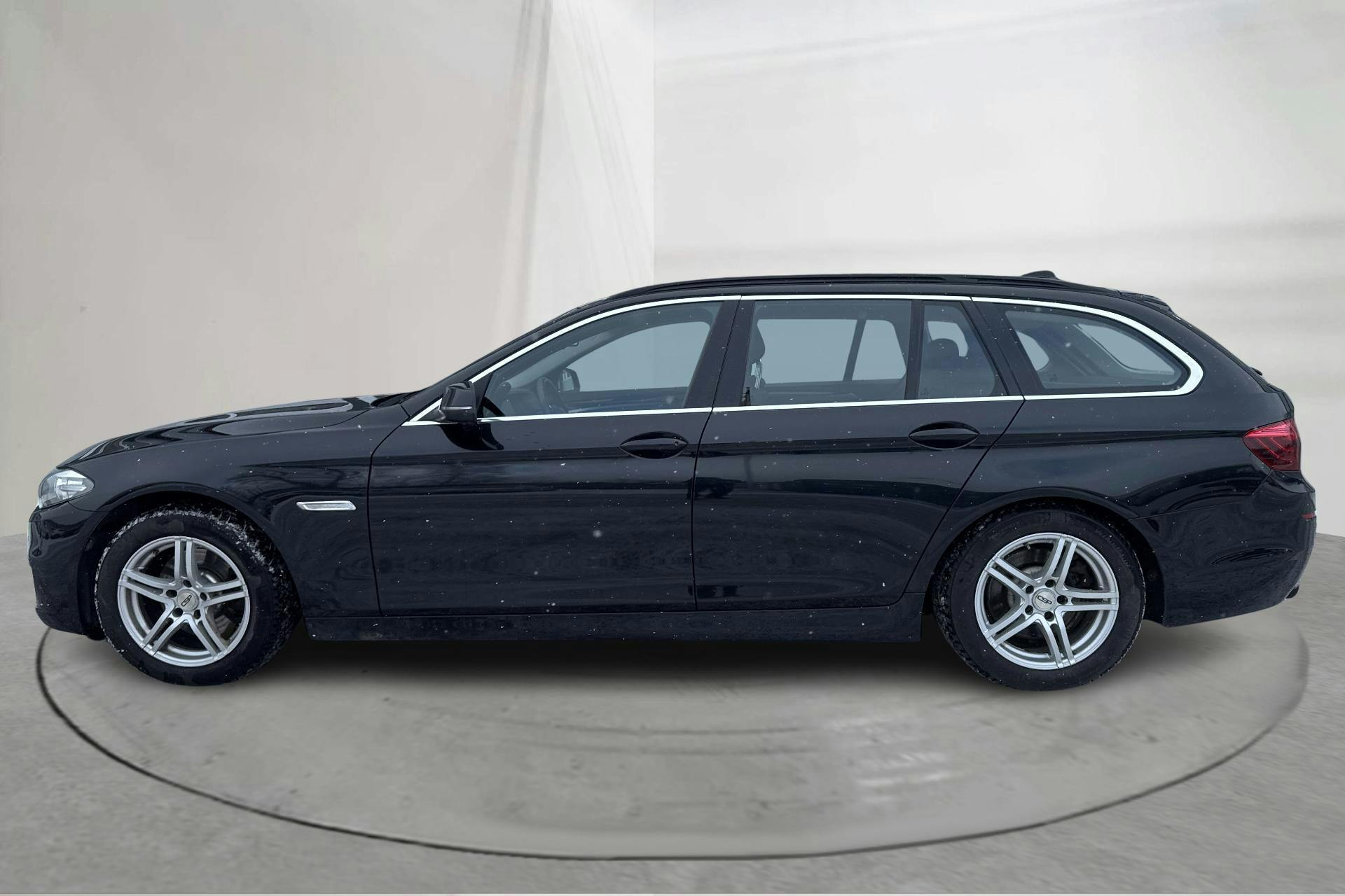 Presentationsfoto 2 av 13: BMW 520d Touring, F11 (190hk) - 12 999 mil - Manuell - svart - 2015