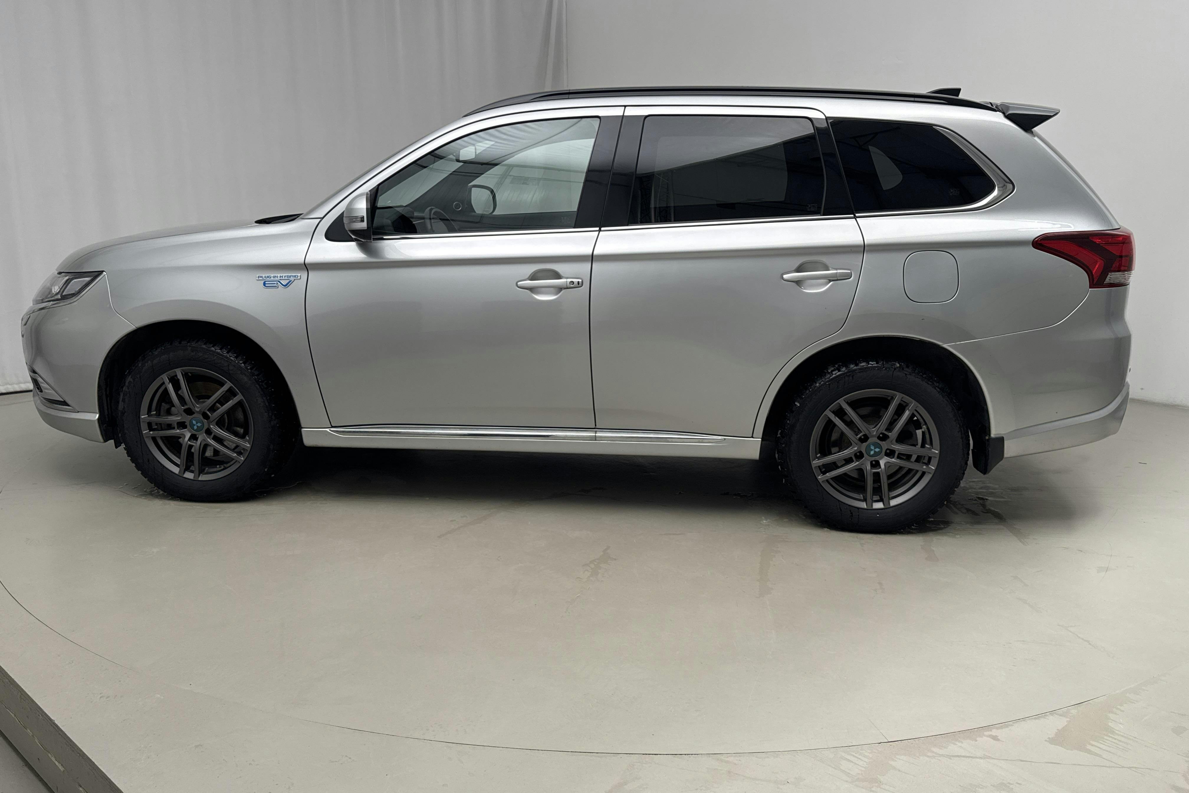 Presentationsfoto 2 av 18: Mitsubishi Outlander 2.4 Plug-in Hybrid 4WD (136hk) - 16 693 mil - Automat - silver - 2019