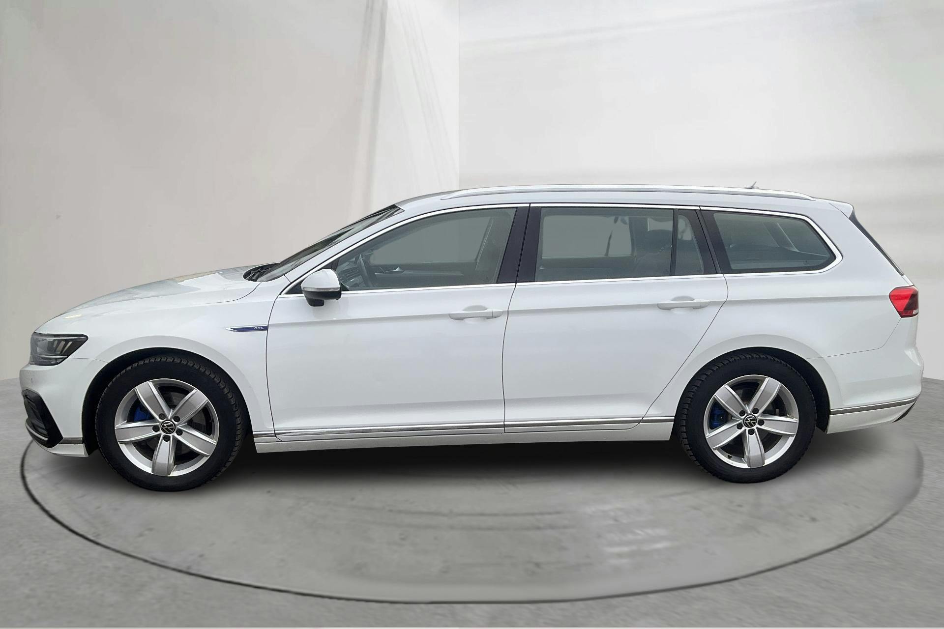 Præsentationsfoto 2 af 18: VW Passat 1.4 GTE Sportscombi (218hk) - 112 430 kilometer - Salgsautomat - Hvid - 2021