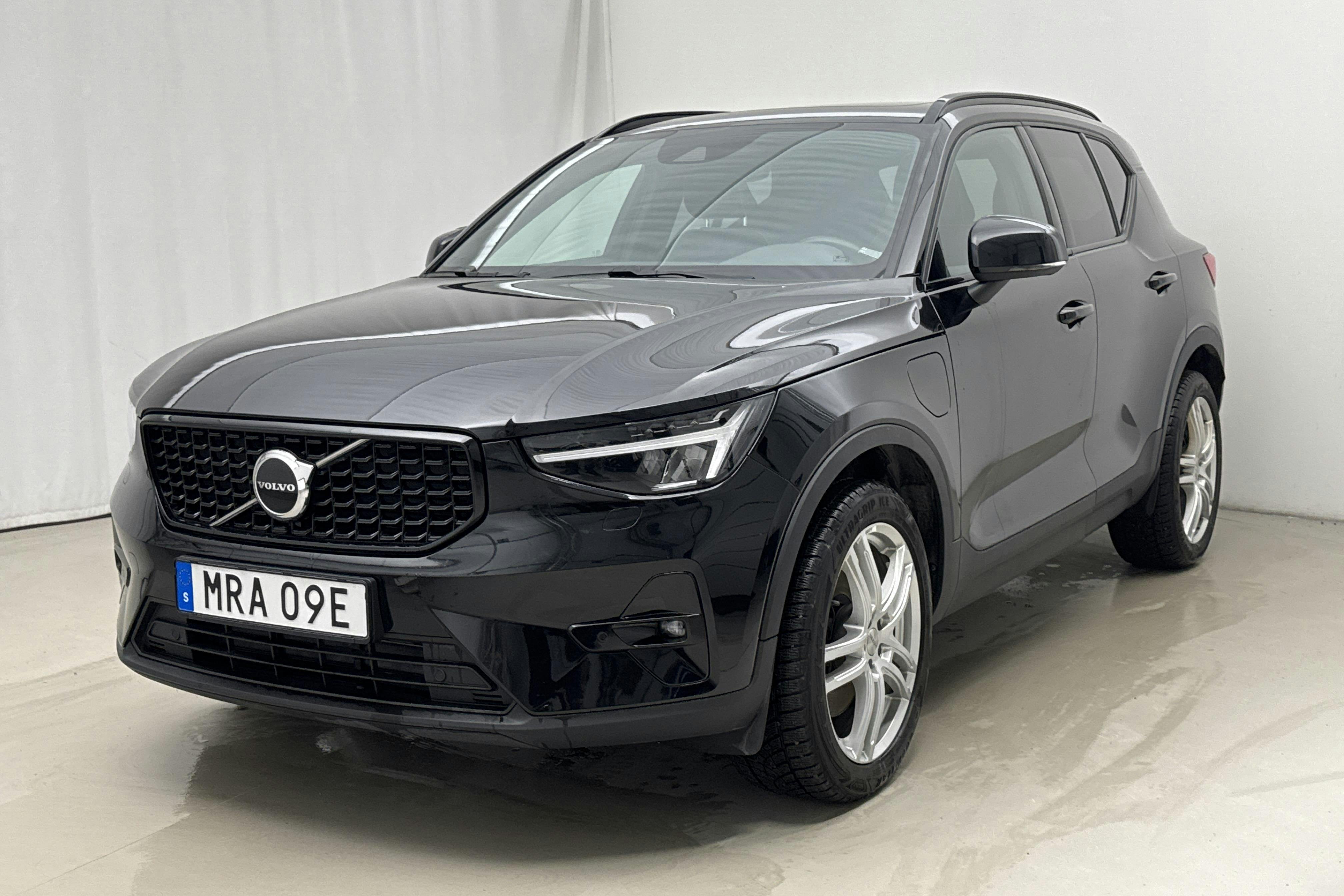 Presentationsfoto 1 av 21: Volvo XC40 T5 2WD Twin Engine (262hk) - 4 385 mil - Automat - svart - 2023
