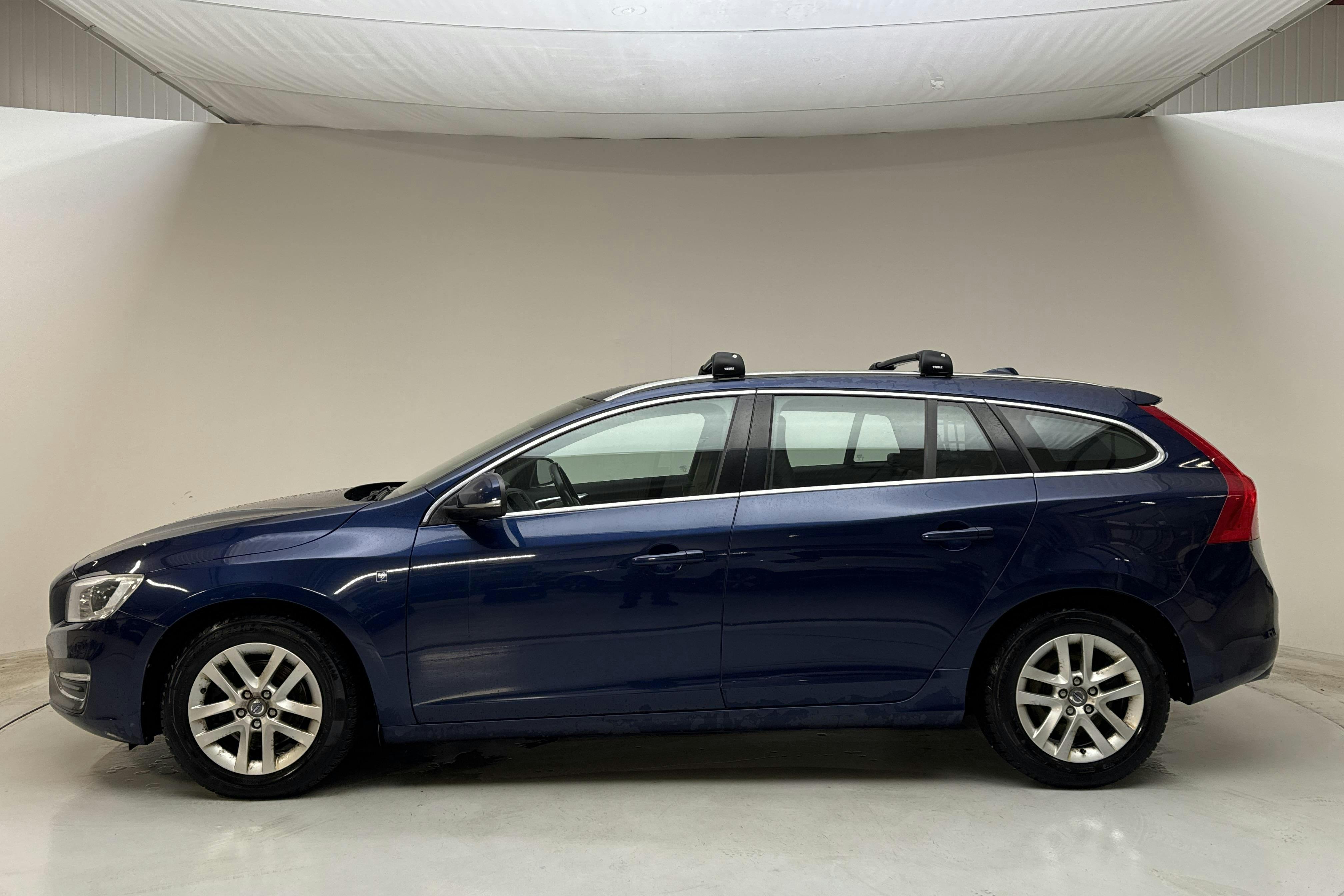 Præsentationsfoto 2 af 16: Volvo V60 D4 (200hk) - 242 390 kilometer - Manuel - Blå farve - 2015