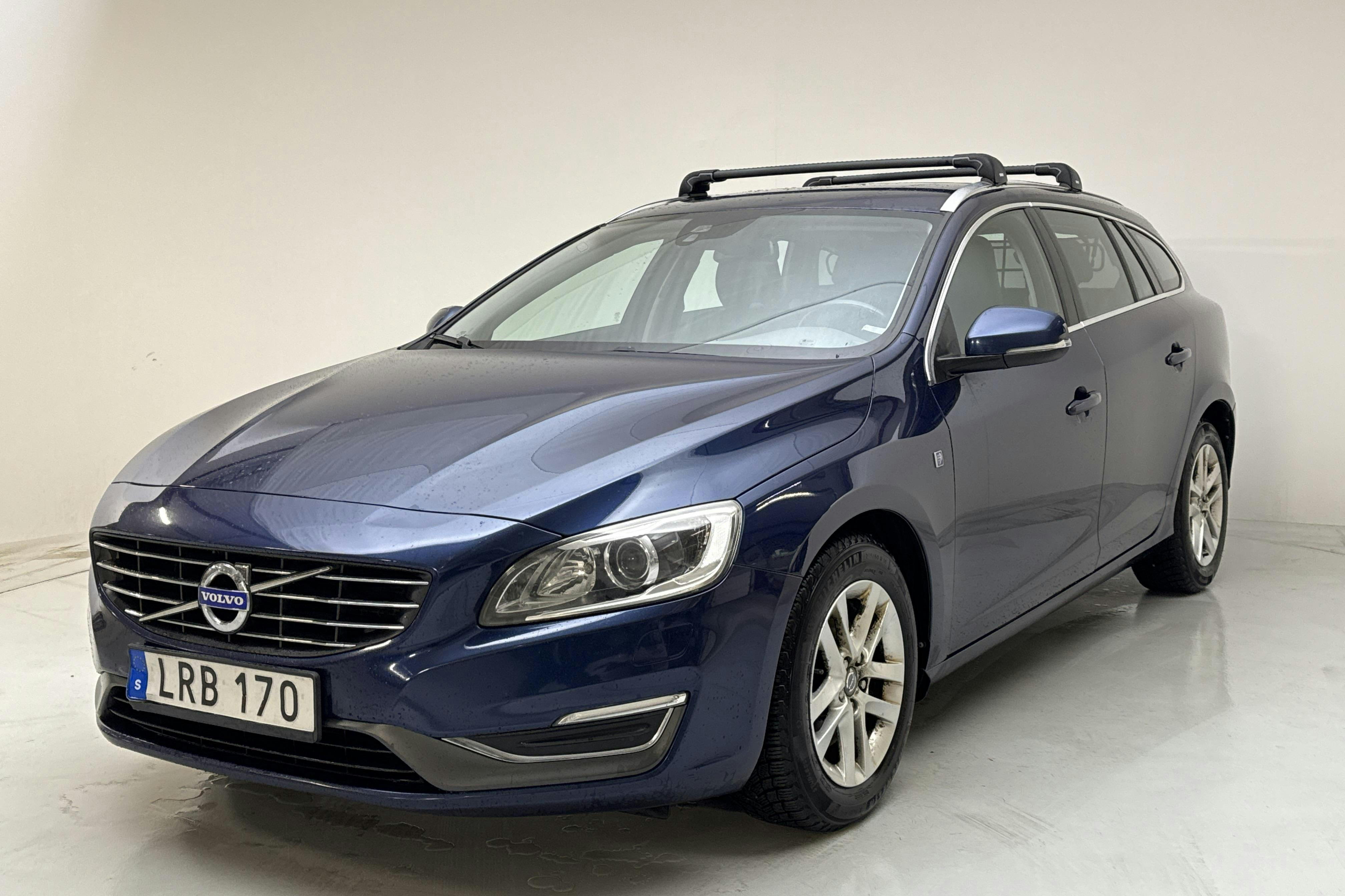 Præsentationsfoto 1 af 16: Volvo V60 D4 (200hk) - 242 390 kilometer - Manuel - Blå farve - 2015
