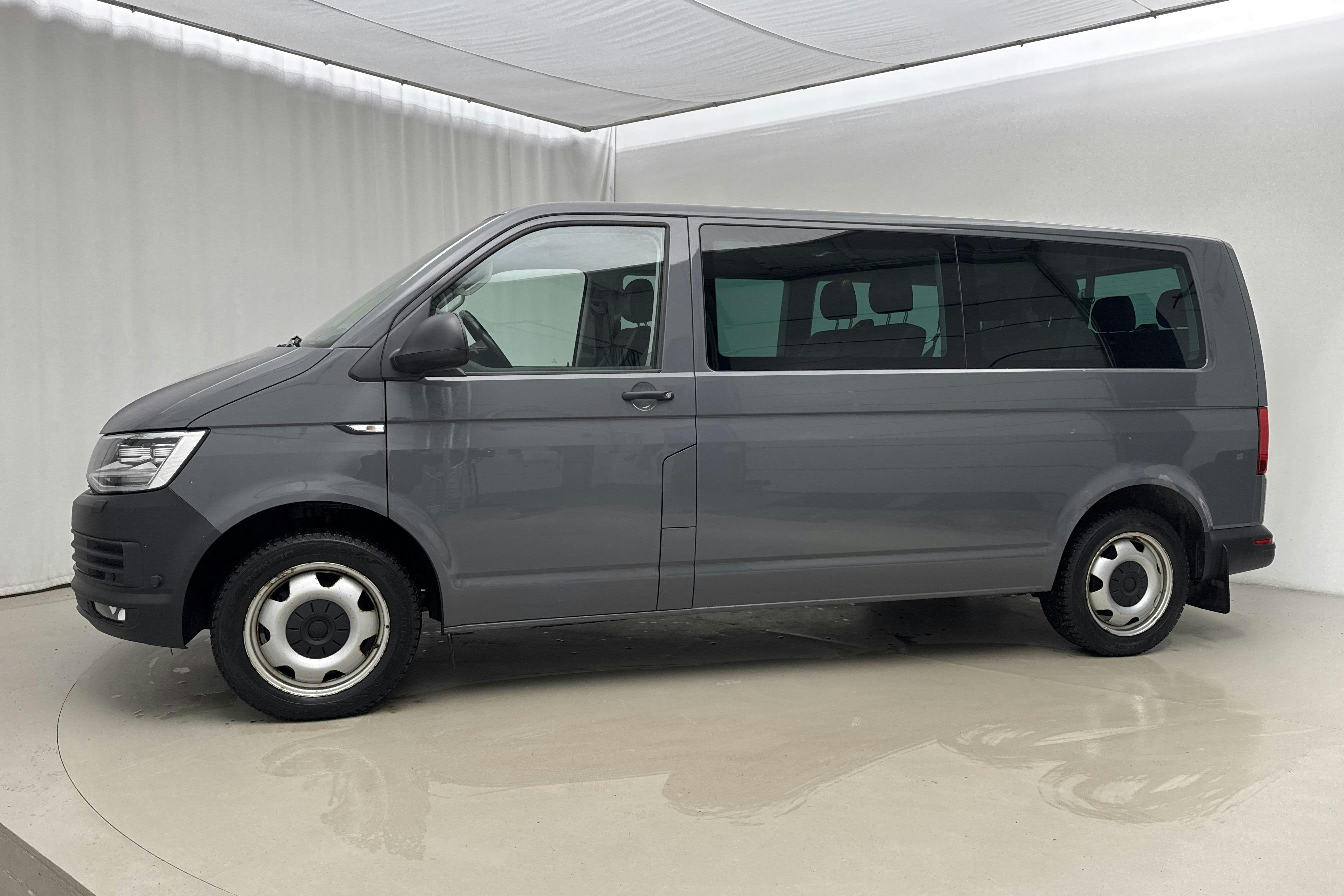 Presentationsfoto 2 av 18: VW Caravelle 2.0 TDI BMT 4MOTION (150hk) - 6 676 mil - Automat - grå - 2019