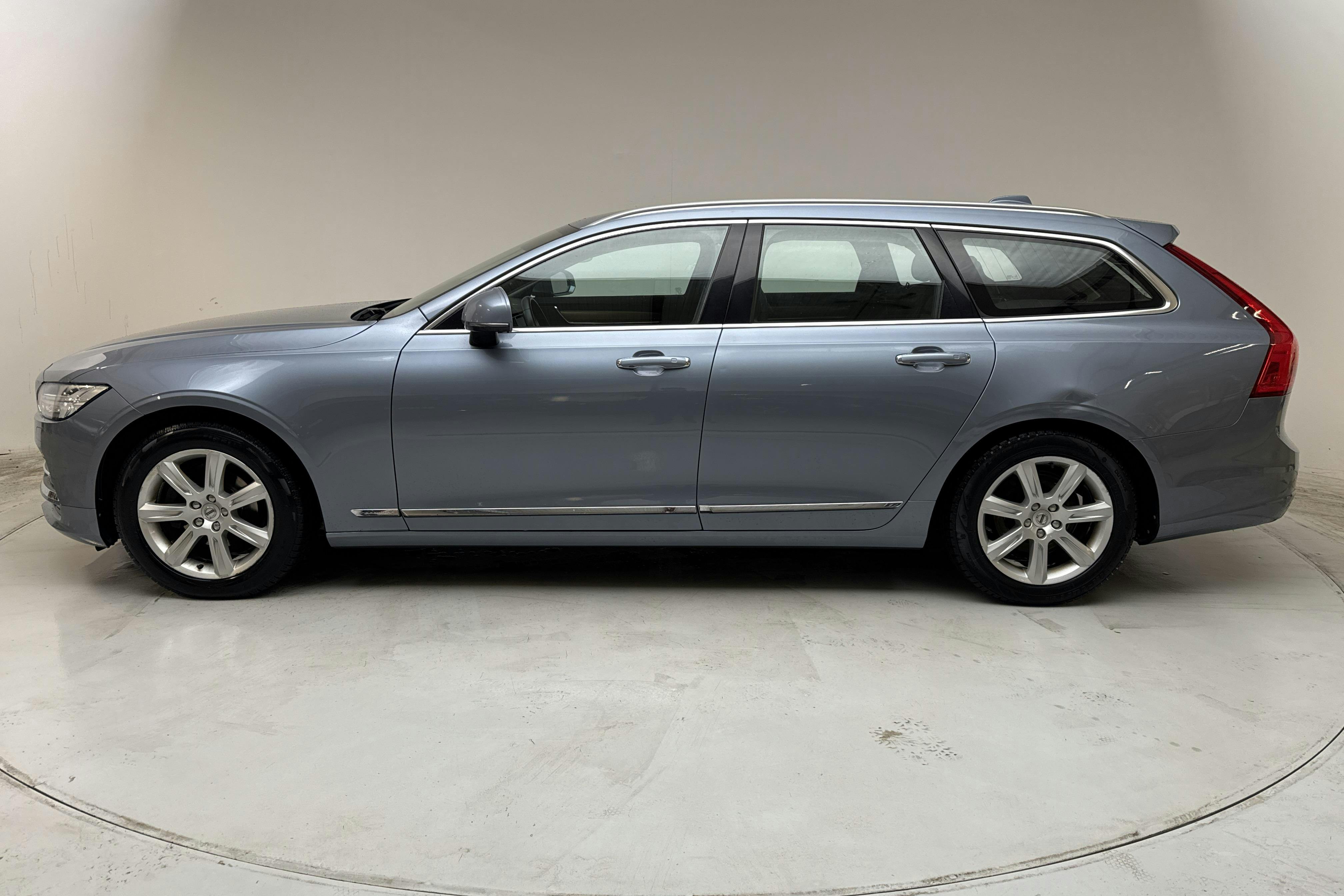 Presentationsfoto 2 av 13: Volvo V90 D3 (150hk) - 25 228 mil - Automat - Light Blue - 2018