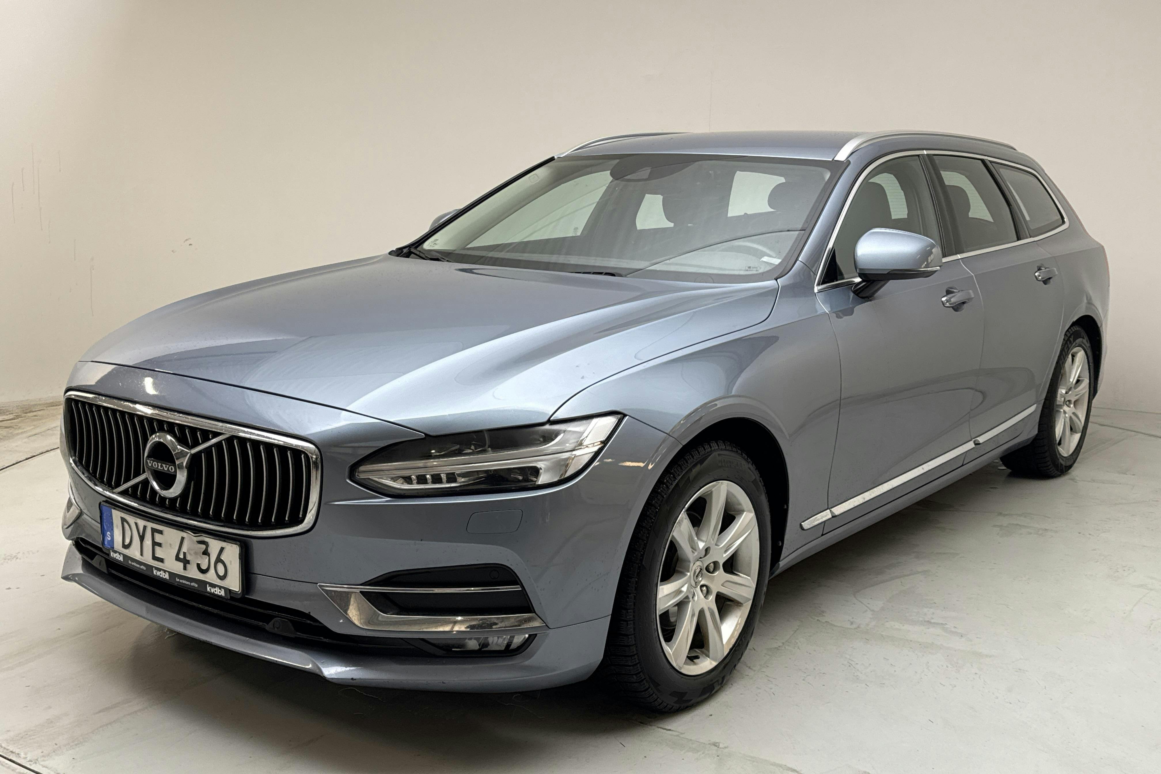Presentationsfoto 1 av 13: Volvo V90 D3 (150hk) - 25 228 mil - Automat - Light Blue - 2018