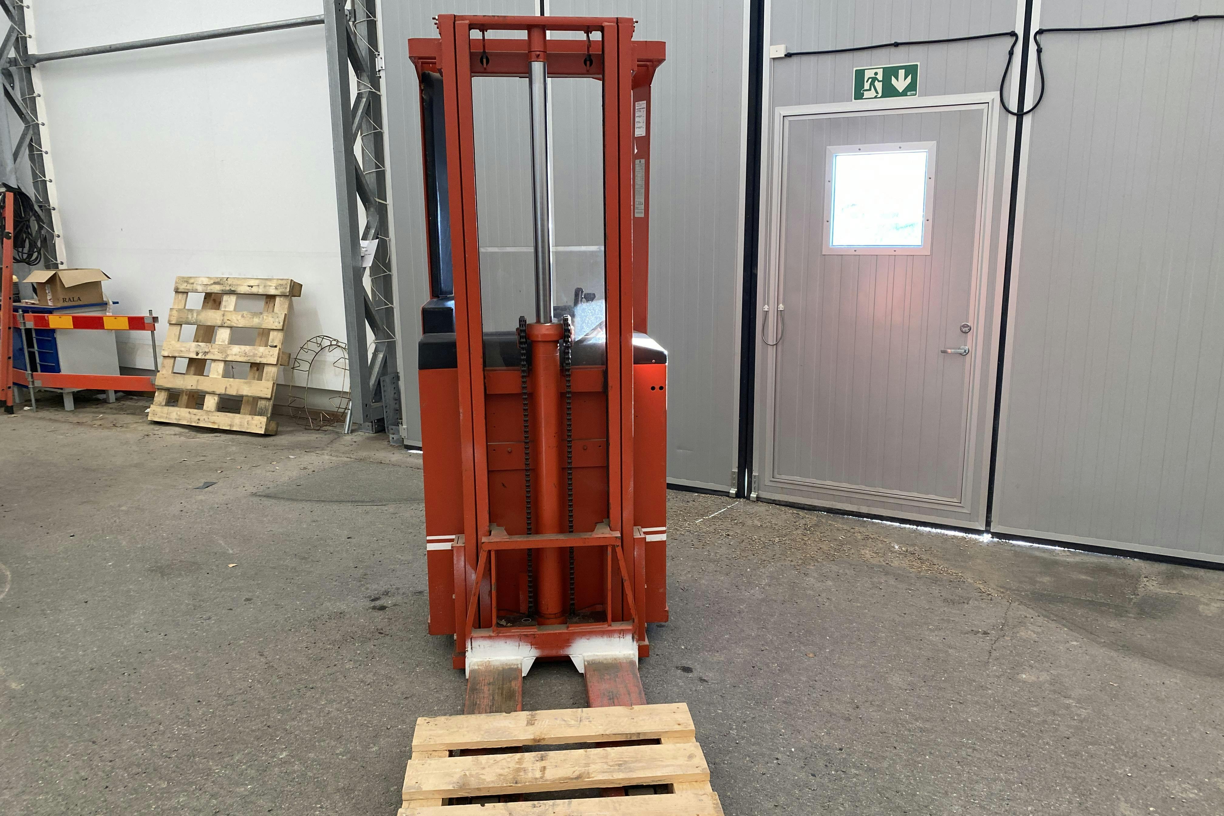 Presentationsfoto 2 av 13: BT SPS1200 ståstaplare - 0 km - 1987