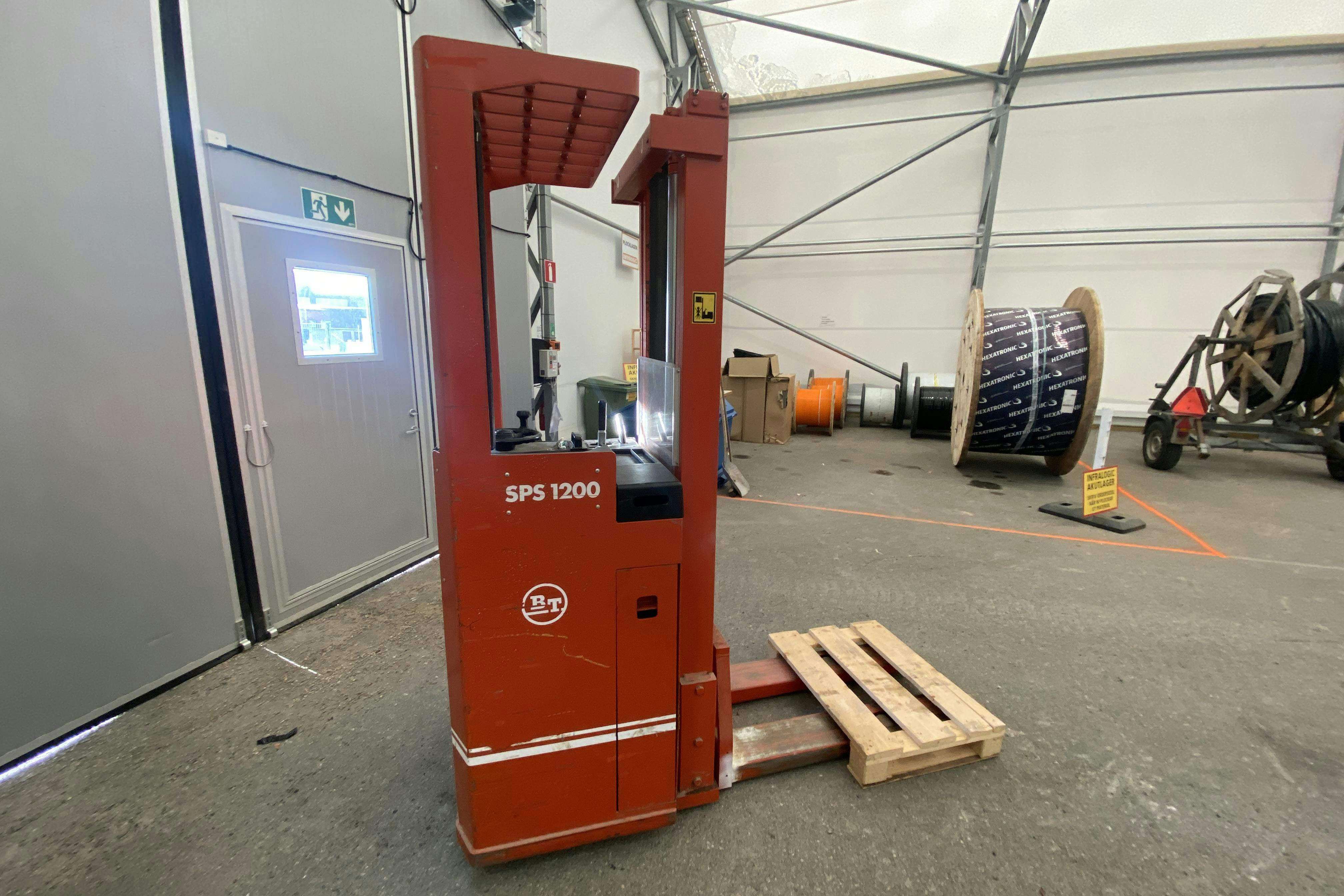 Presentationsfoto 1 av 13: BT SPS1200 ståstaplare - 0 km - 1987