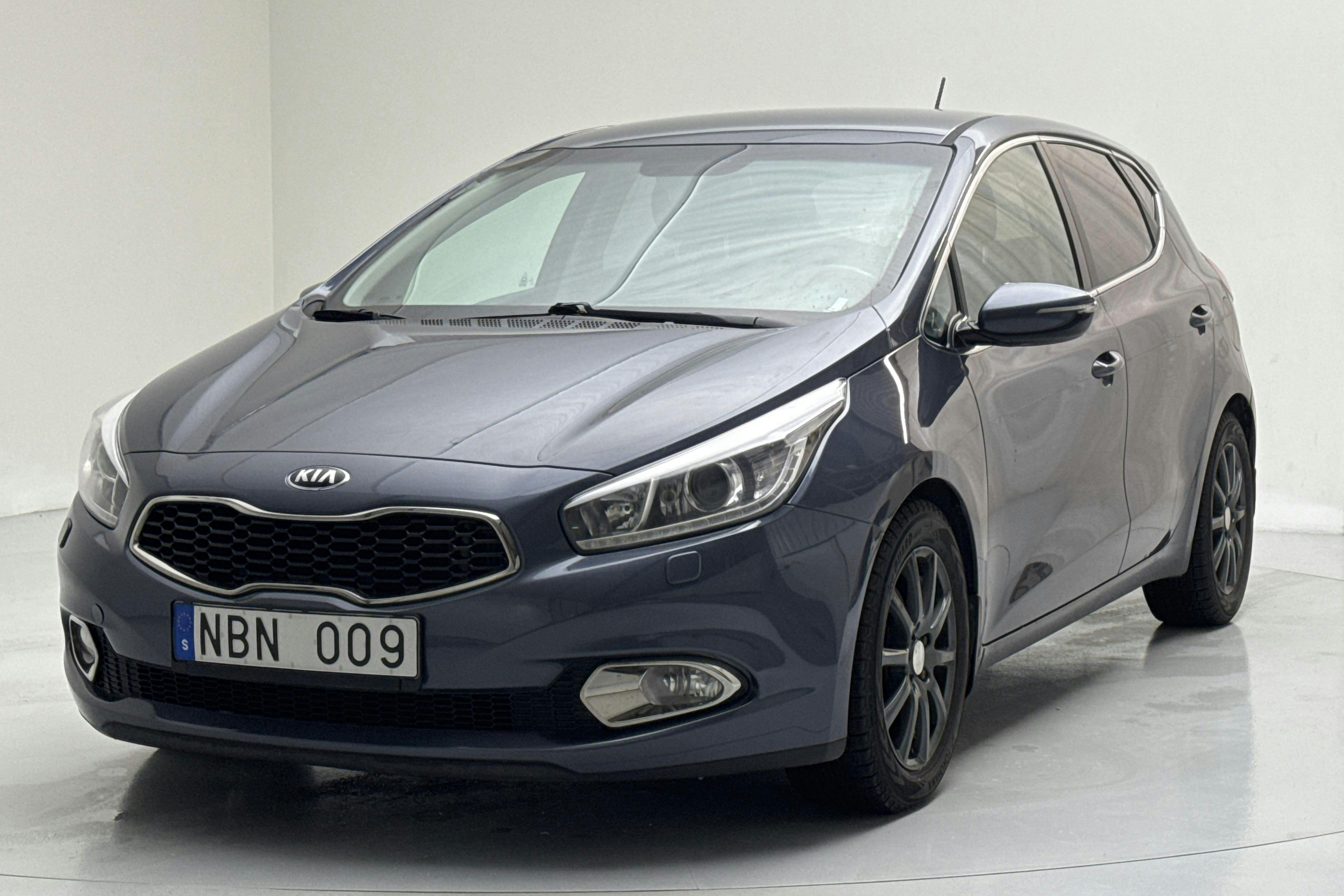 Presentationsfoto 1 av 12: KIA Cee'd 1.6 CRDi 5dr (128hk) - 16 526 mil - Manuell - Dark Blue - 2013