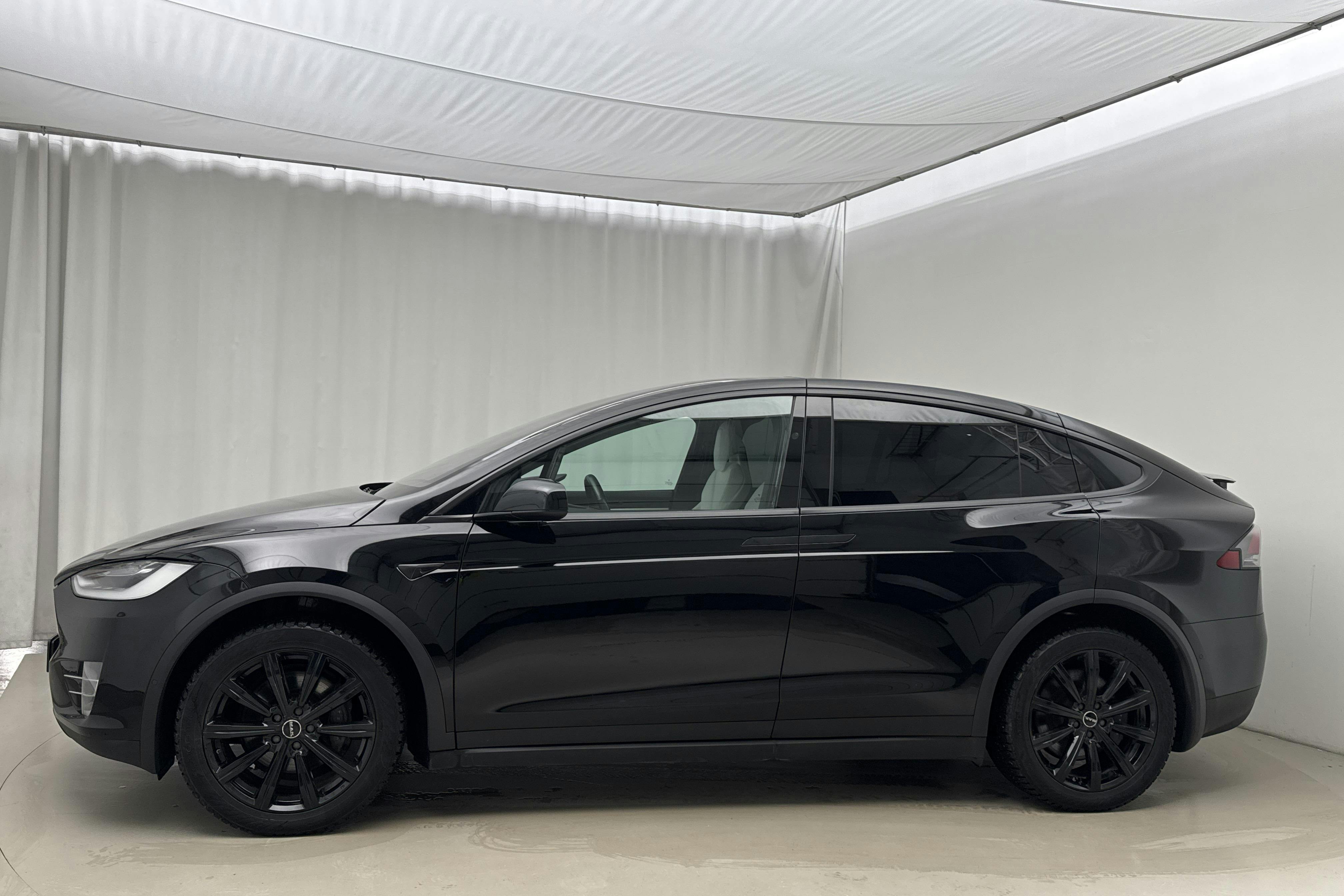 Præsentationsfoto 2 af 26: Tesla Model X Dual Motor Long Range AWD - 141 110 kilometer - Salgsautomat - Sort - 2019