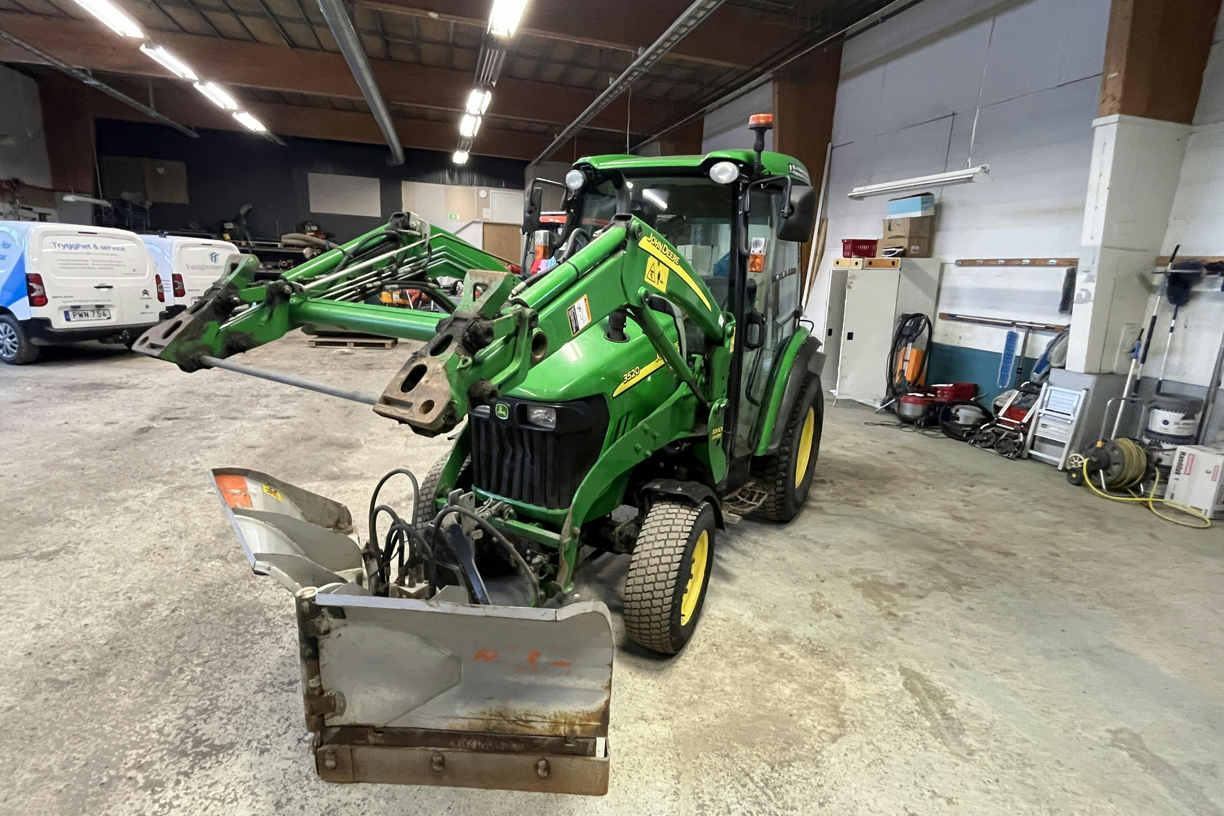 Præsentationsfoto 1 af 79: JOHN DEERE 3520 -  - Manuel - Grøn farve - 2006