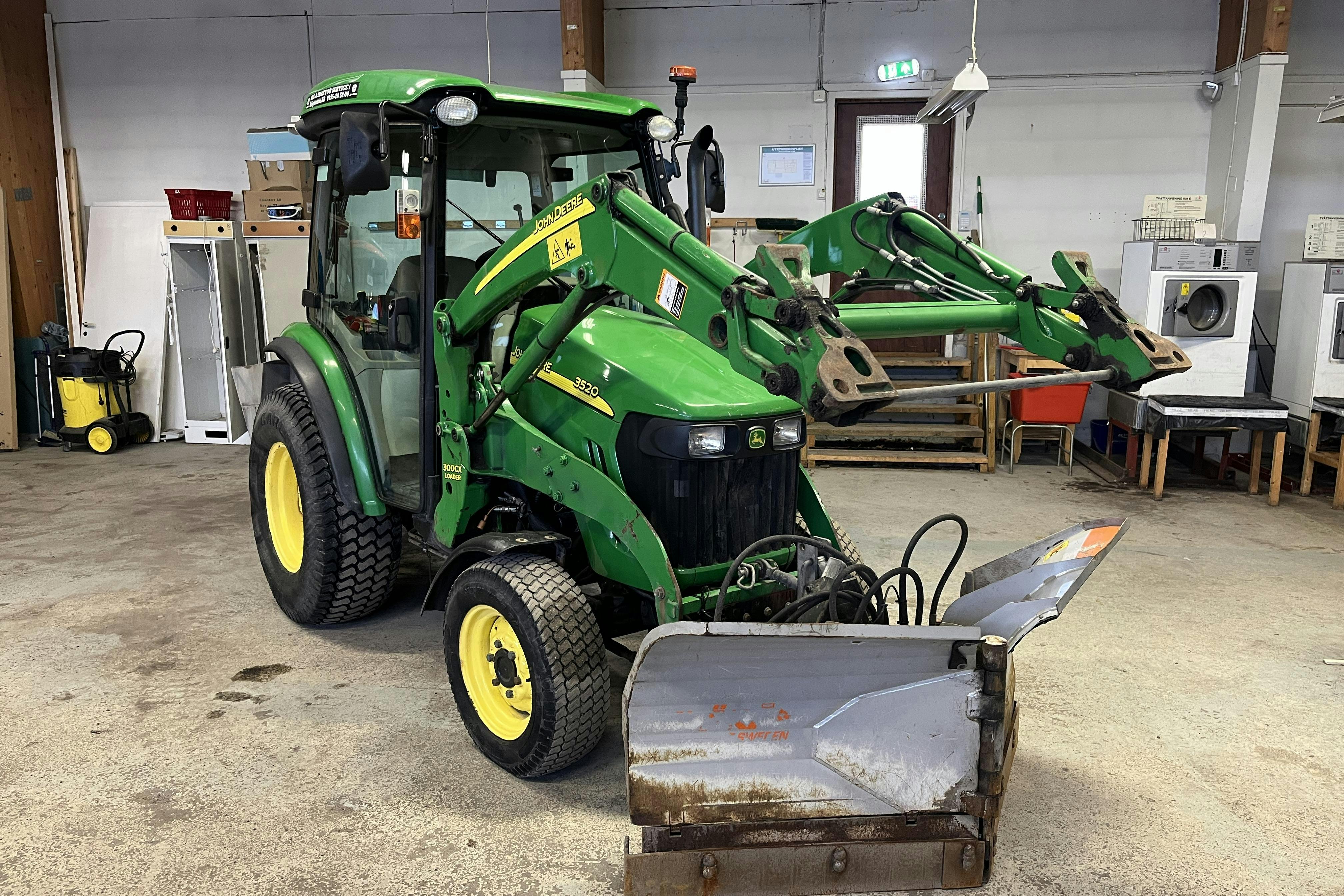 Præsentationsfoto 2 af 79: JOHN DEERE 3520 -  - Manuel - Grøn farve - 2006