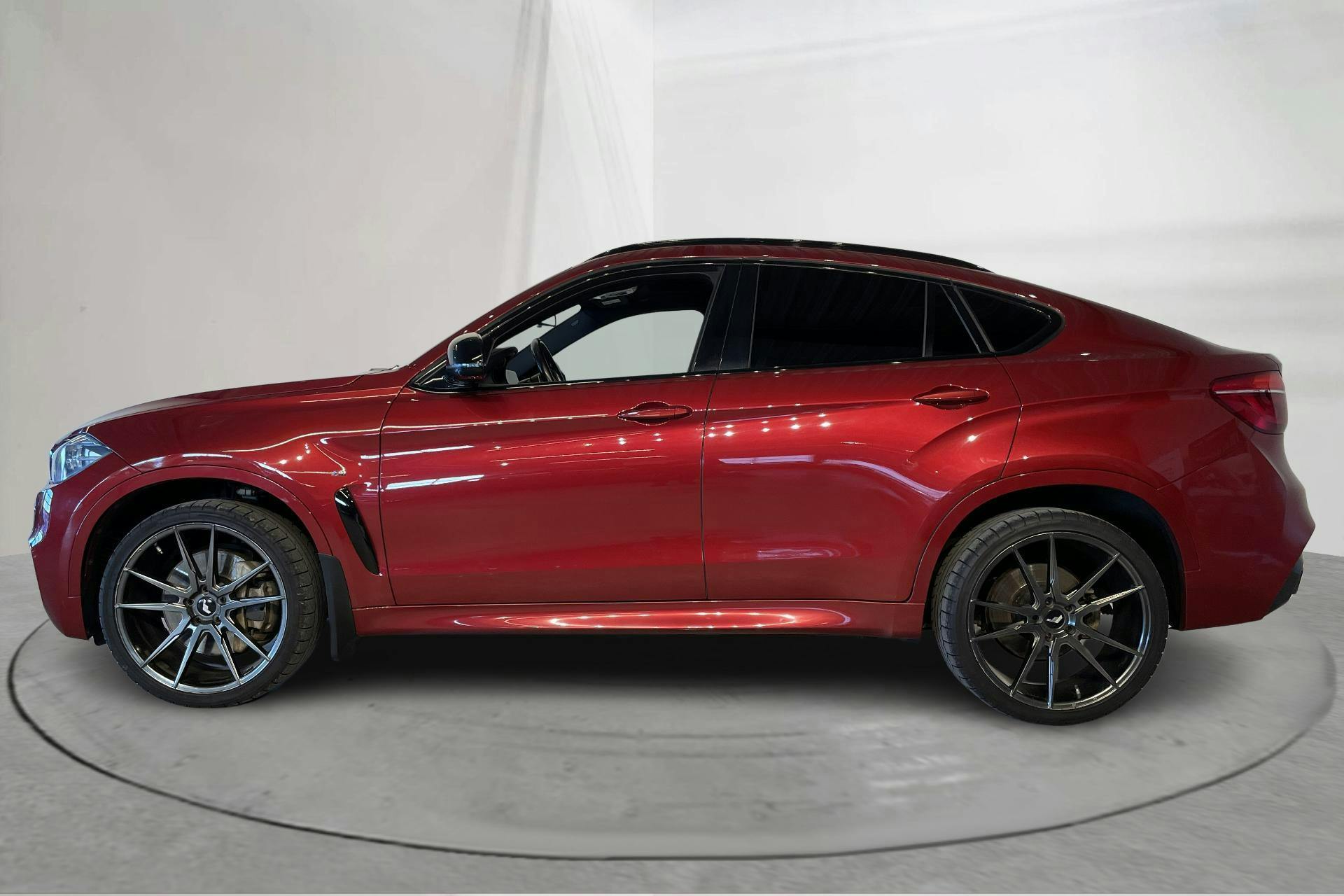 Presentationsfoto 2 av 18: BMW X6 M50d, F16 (381hk) - 17 014 mil - Automat - röd - 2016